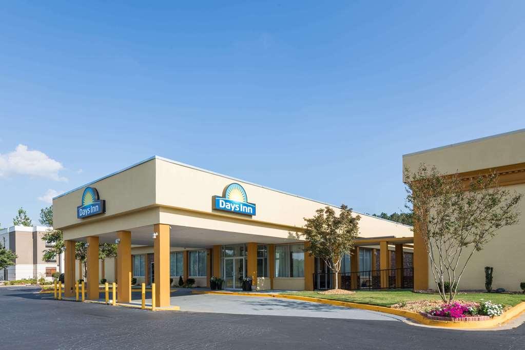 Vista Exterior Days Inn by Wyndham Madison