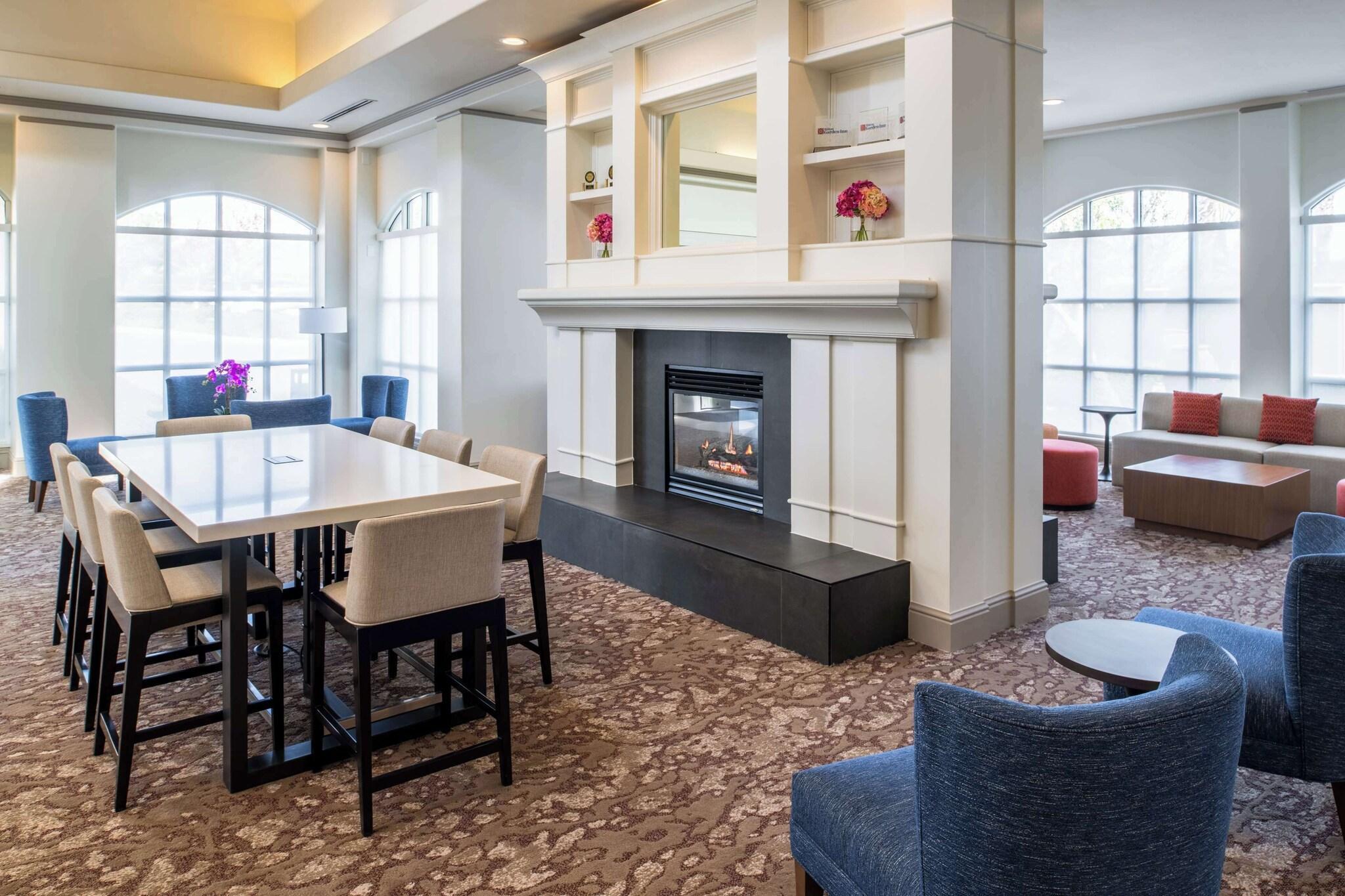 Vista Lobby Hilton Garden Inn Fontana
