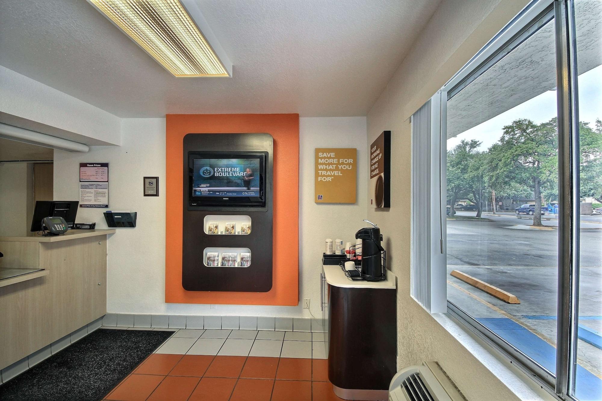 Bar/Salón Motel 6 San Marcos, TX