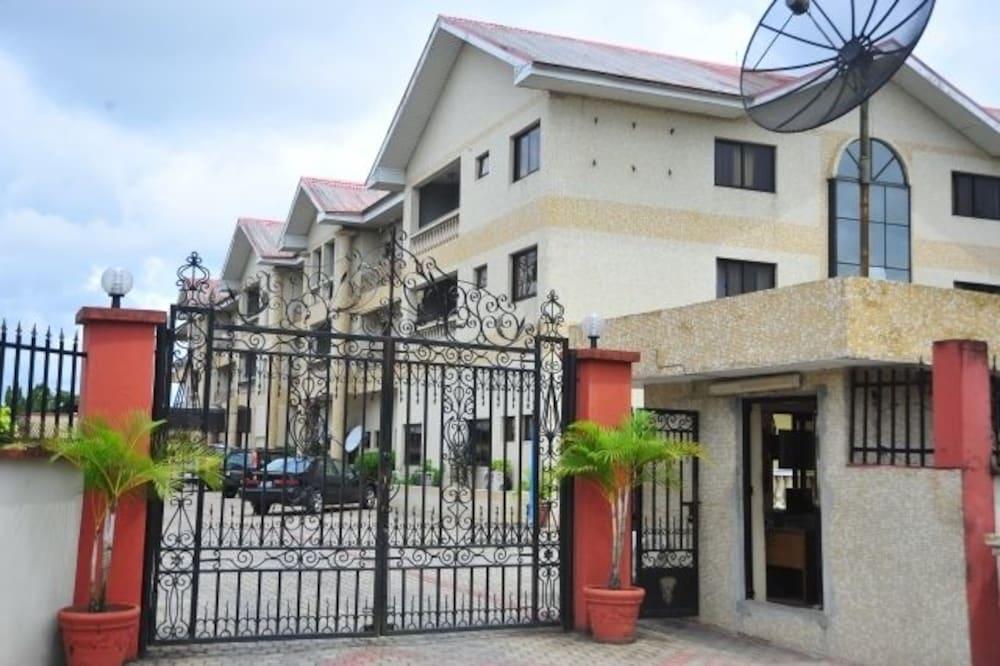 Vista Exterior Peemos Place Warri