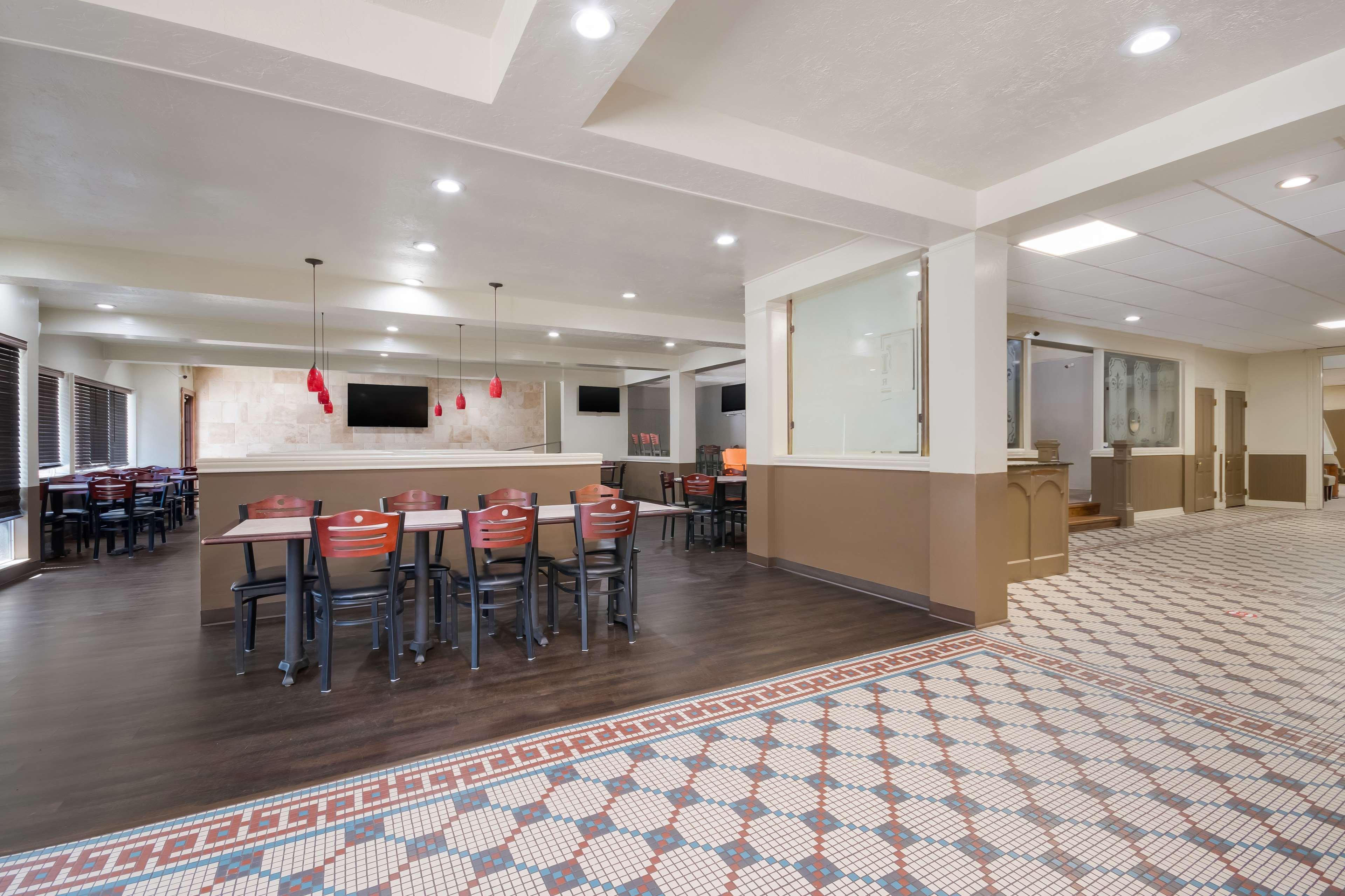 Restaurant SureStay Plus by Best Western Lawton