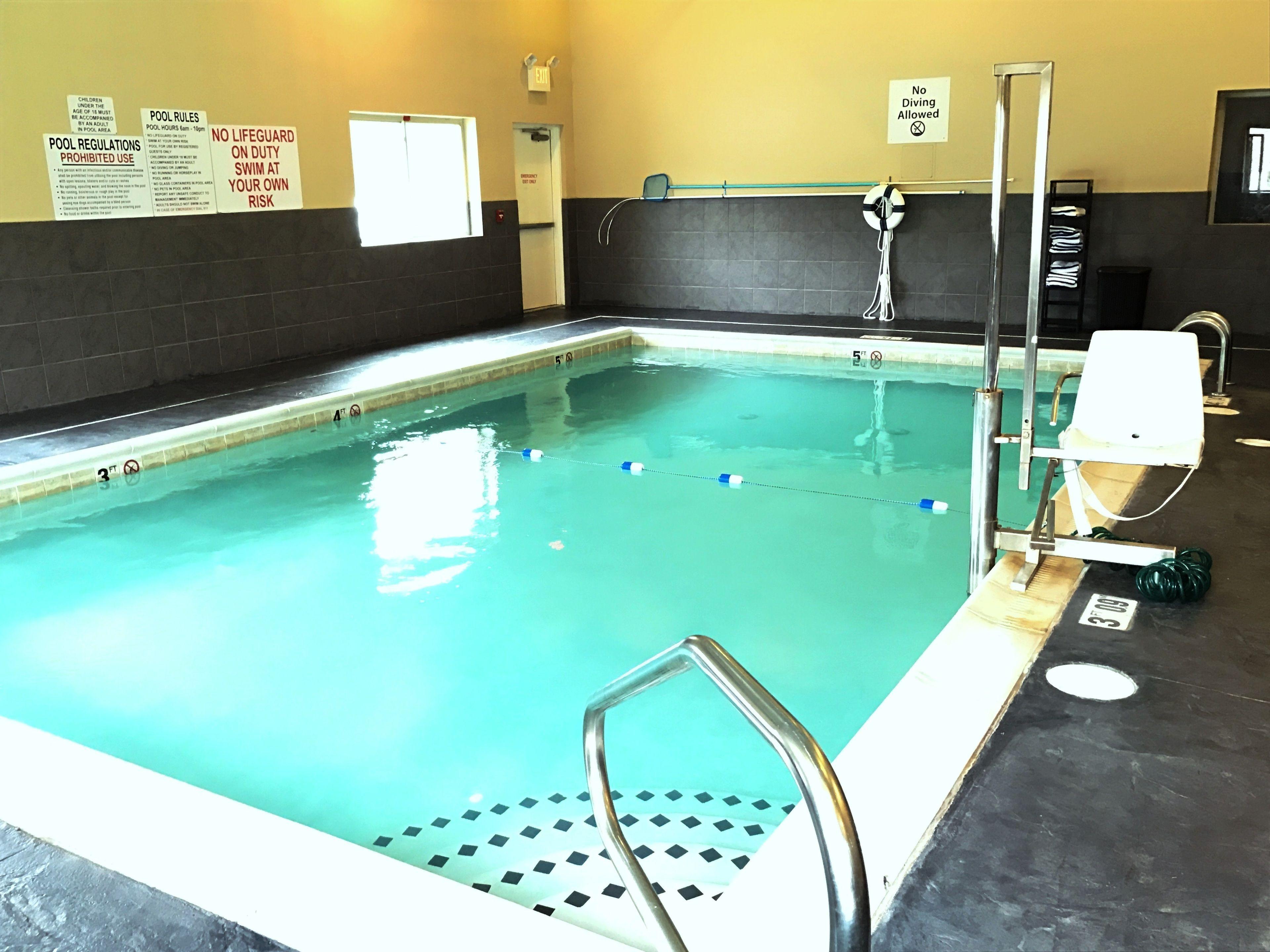 Vista da piscina Holiday Inn Express and Suites