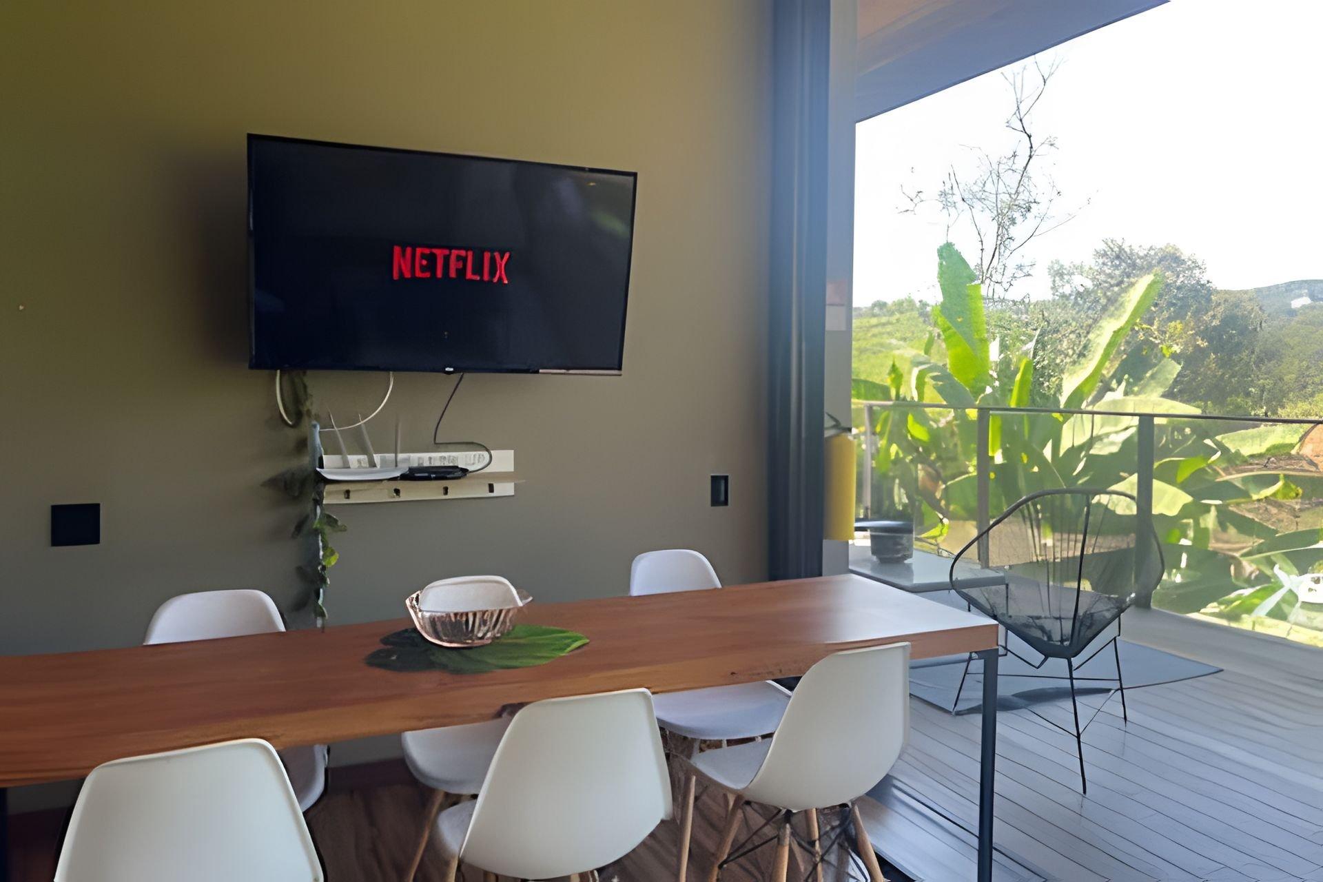 Área de desayuno Cabaña de lujo Jacuzzi vista y acceso a la represa