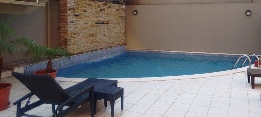 Pool view Guayaquil Airport Suites Mall del Sol