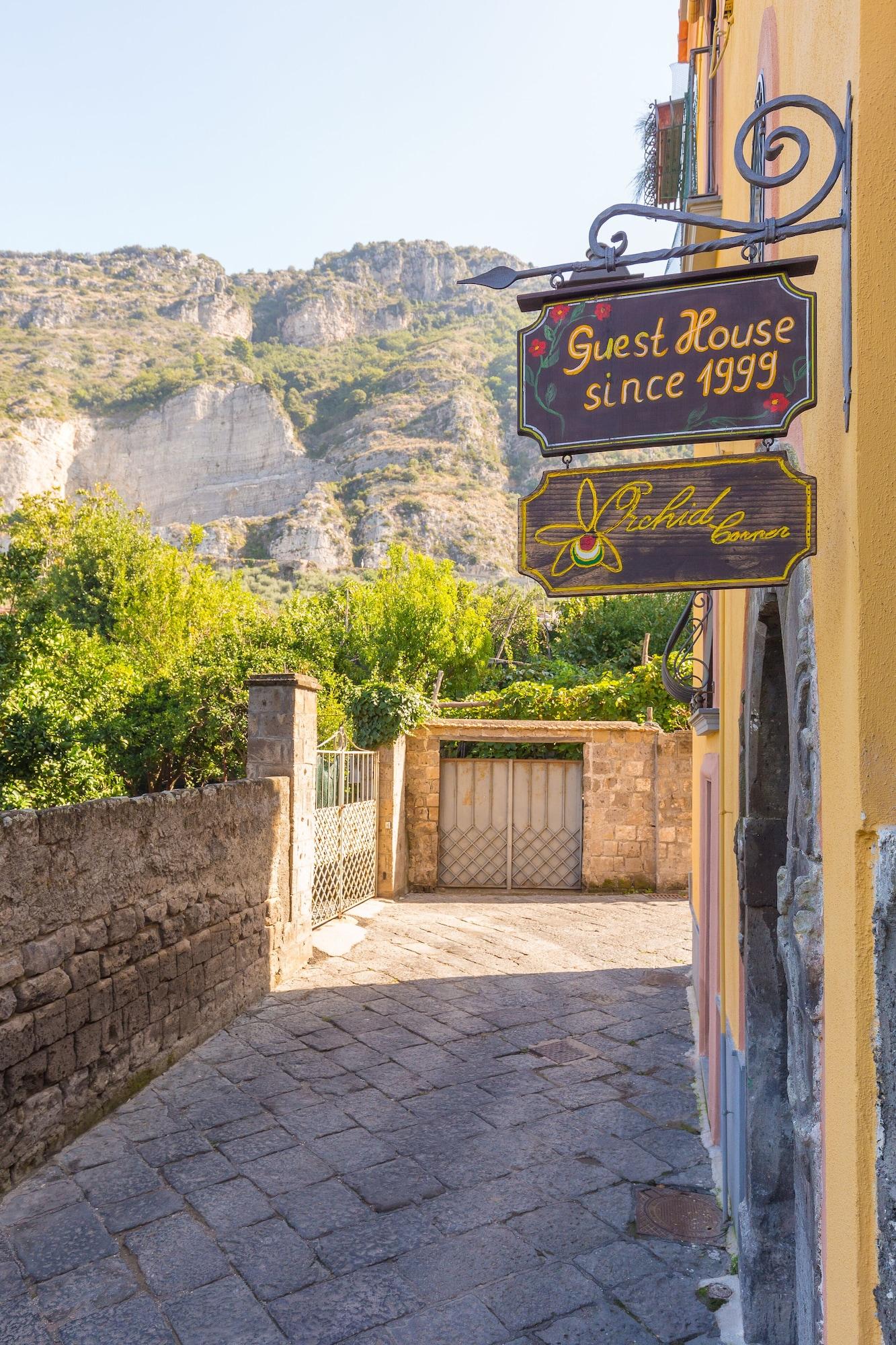 Vista Exterior Orchid Corner