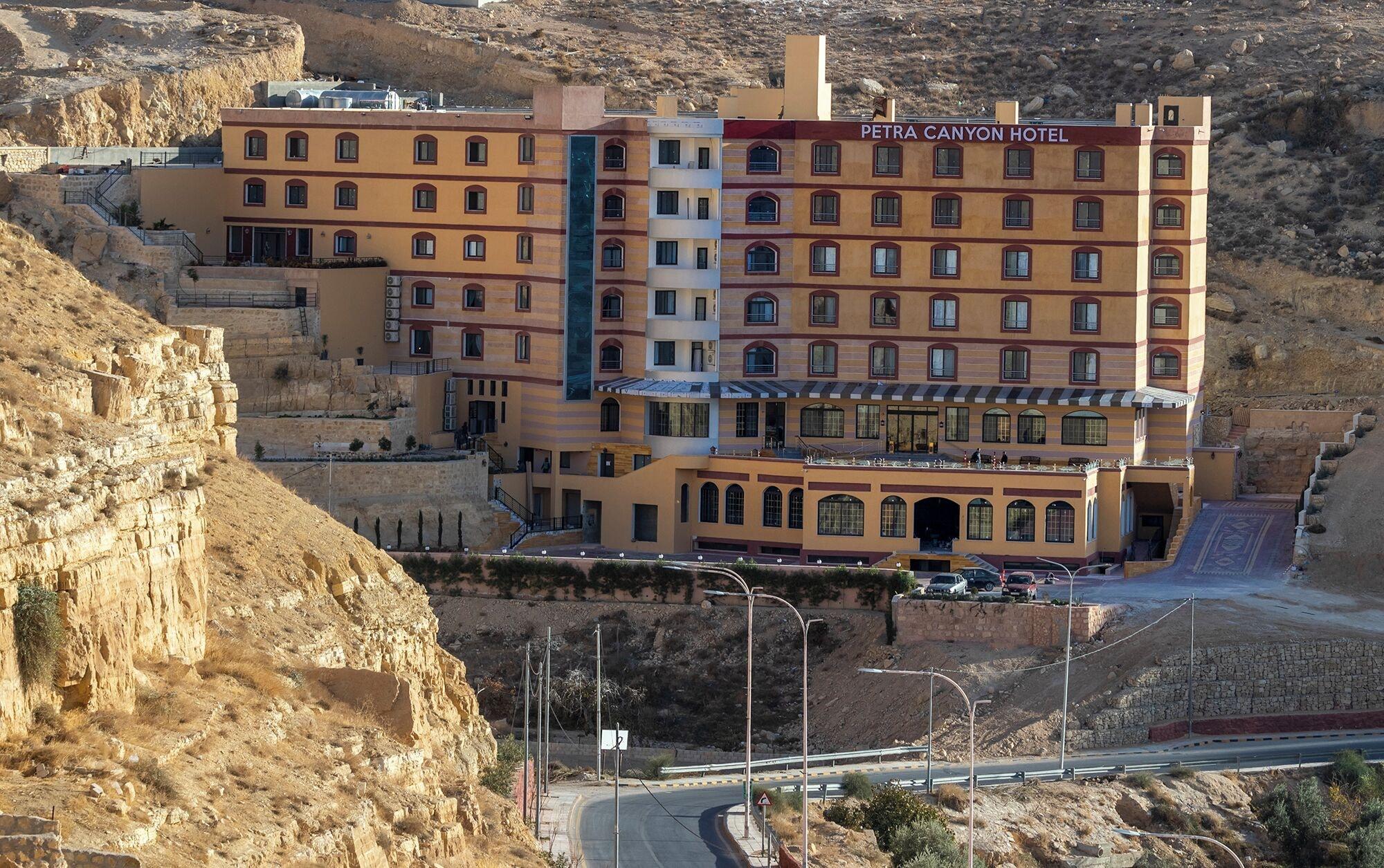 Vista Exterior Petra Canyon Hotel