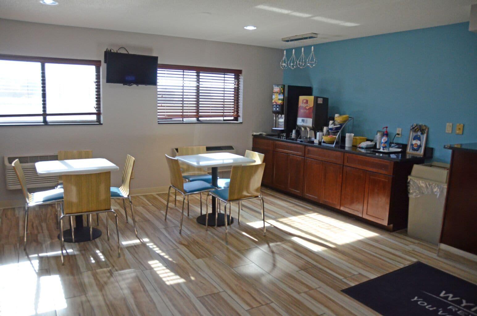 Bar/Salón Days Inn by Wyndham Le Roy/Bloomington Southeast