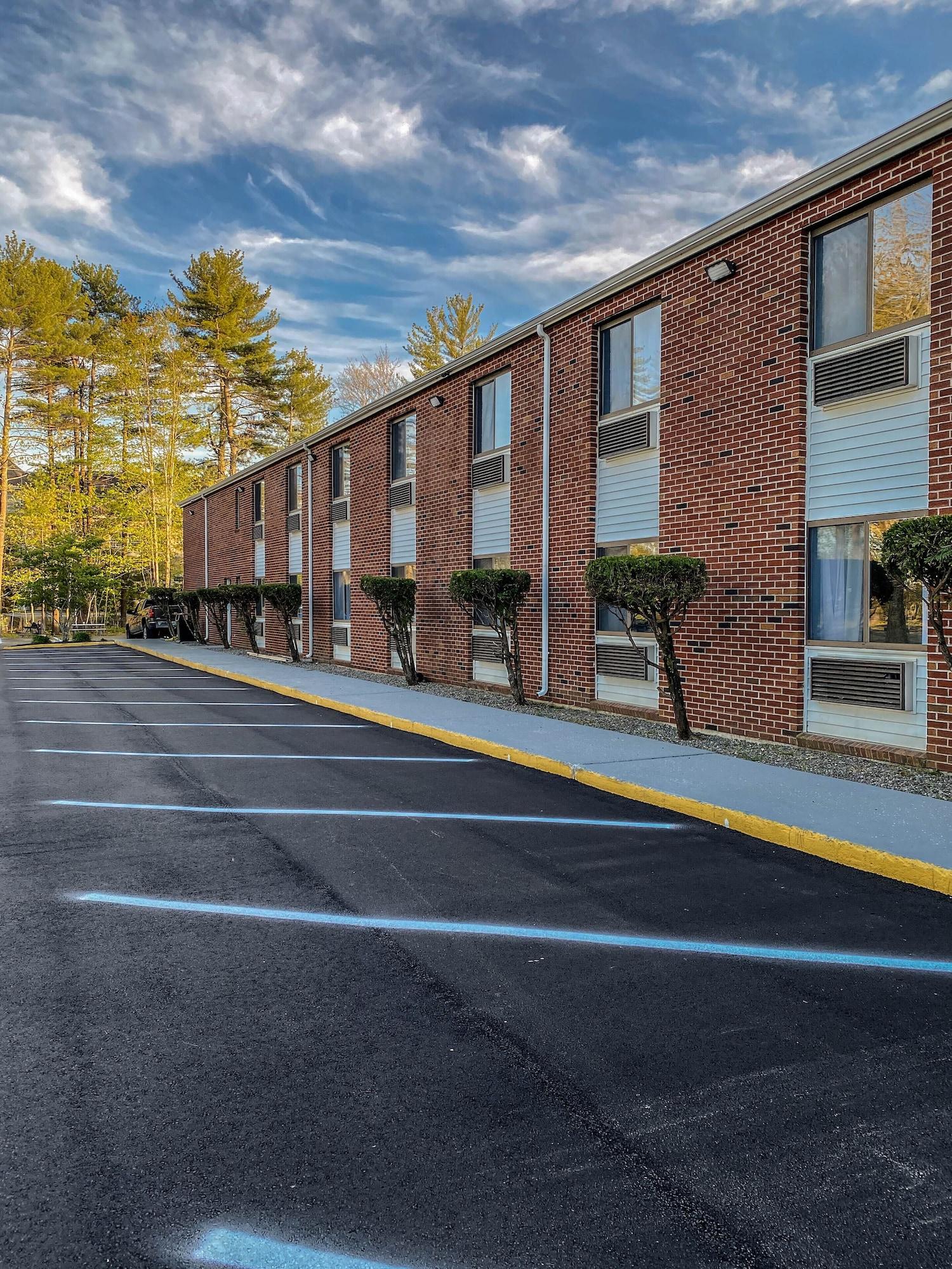 Vista Exterior Days Inn by Wyndham Brunswick Bath Area