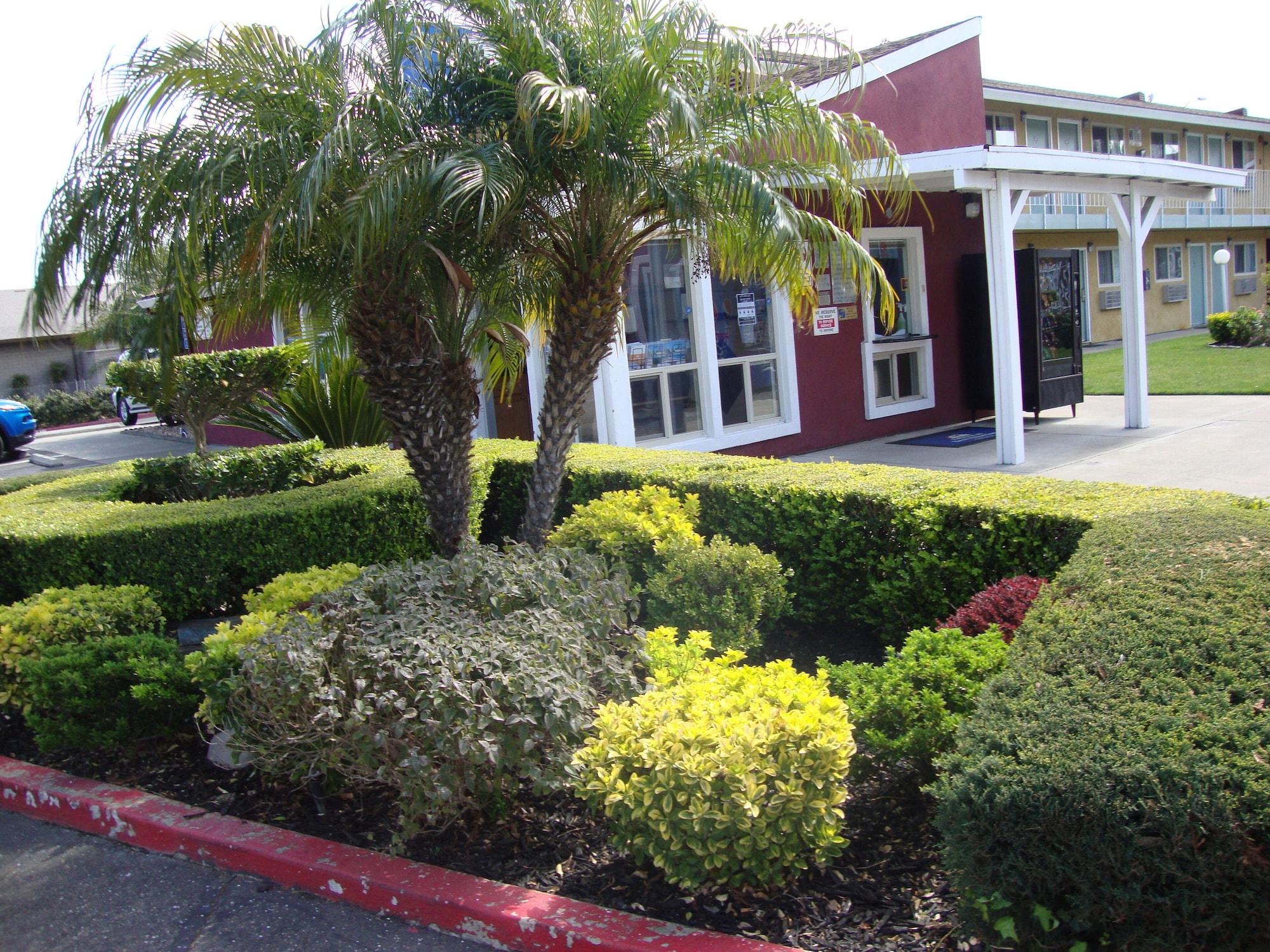 Vista Exterior Oasis Inn Sacramento - Elk Grove