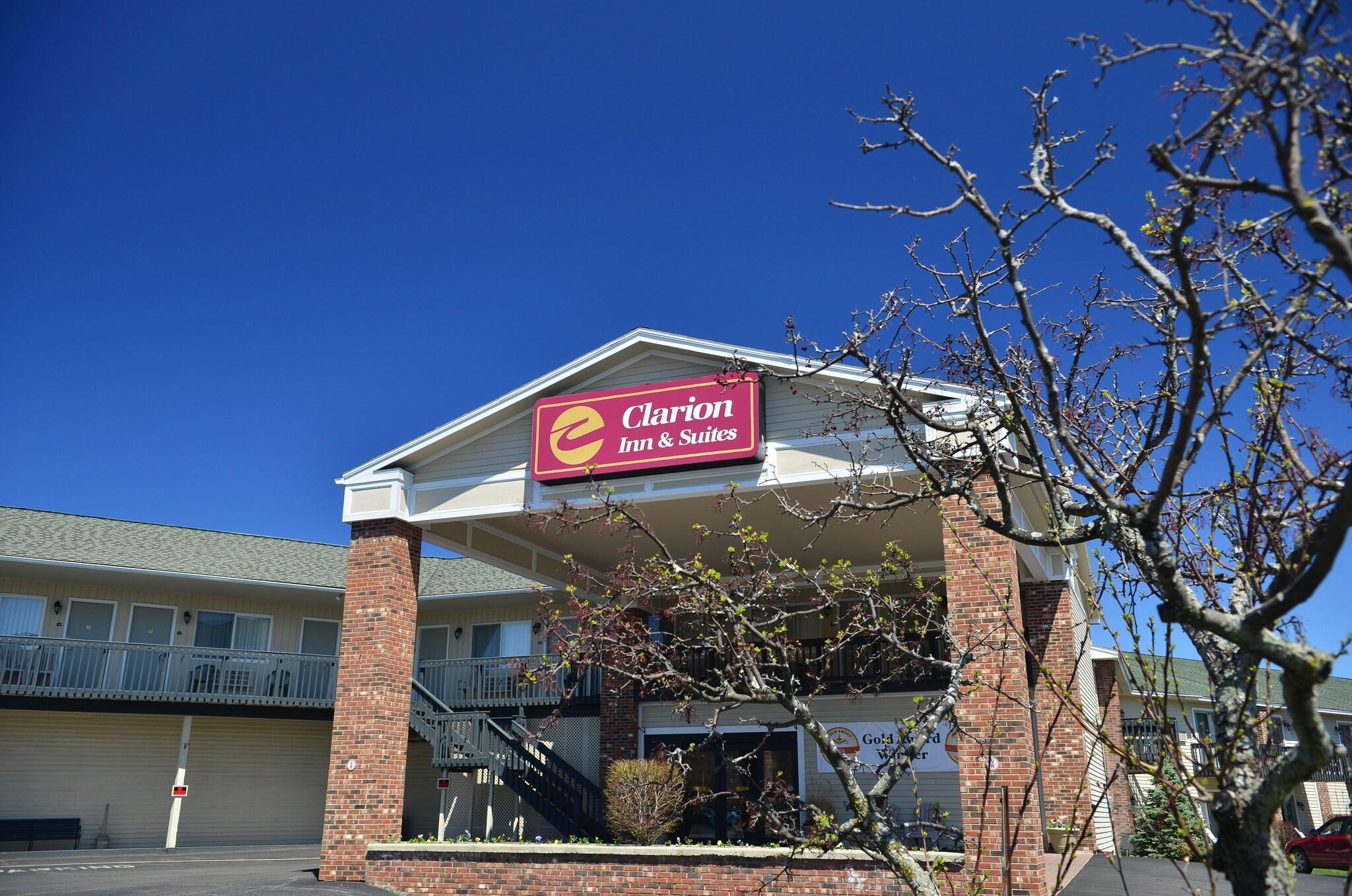 Vista Exterior Clarion Inn & Suites at the Outlets of Lake George