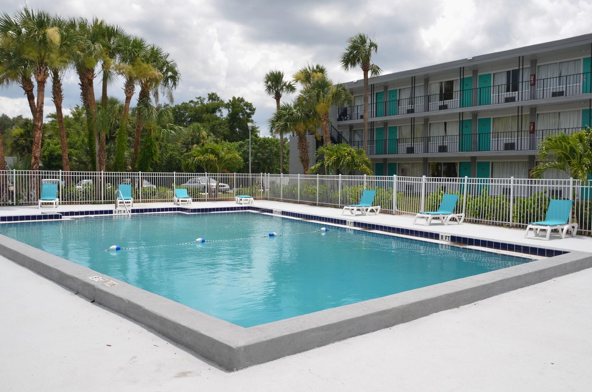 Varios Altamonte Springs Hotel and Suites