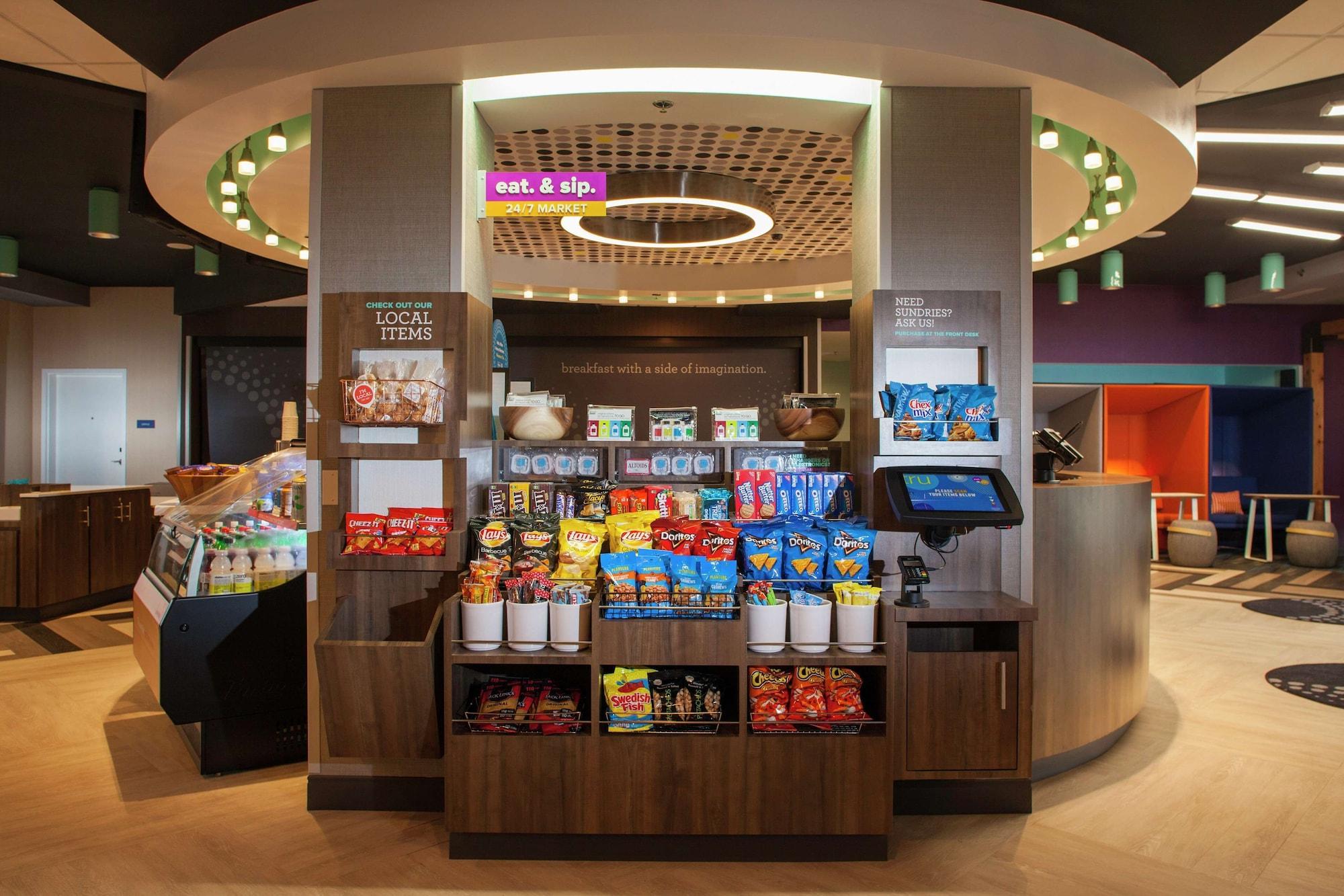 Bar/Salón Tru by Hilton Farmville