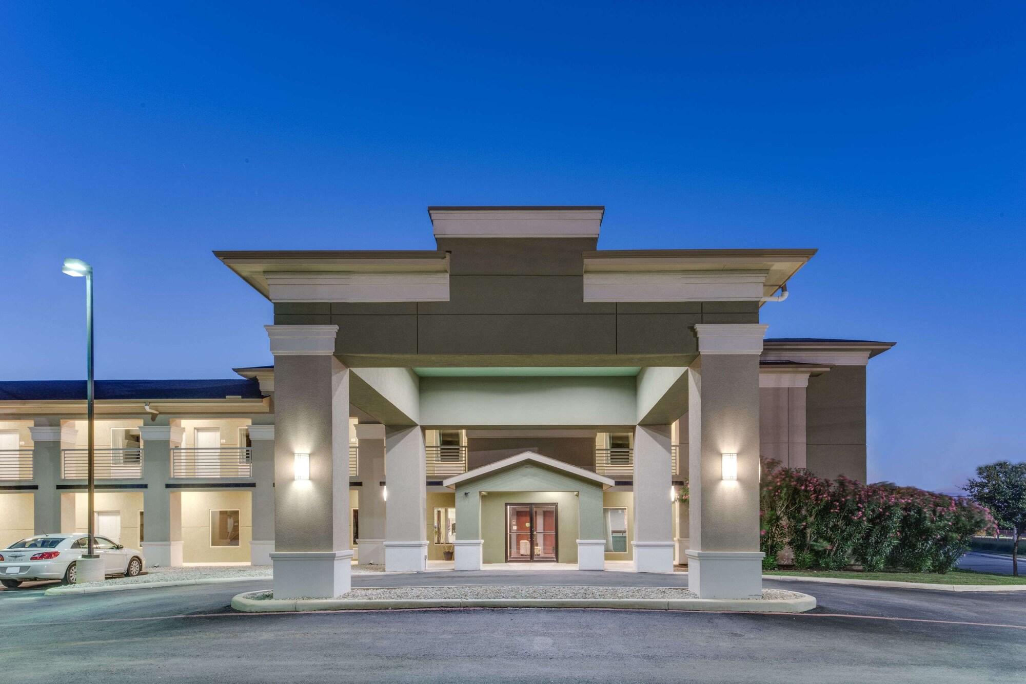 Varios Super 8 by Wyndham Cotulla TX