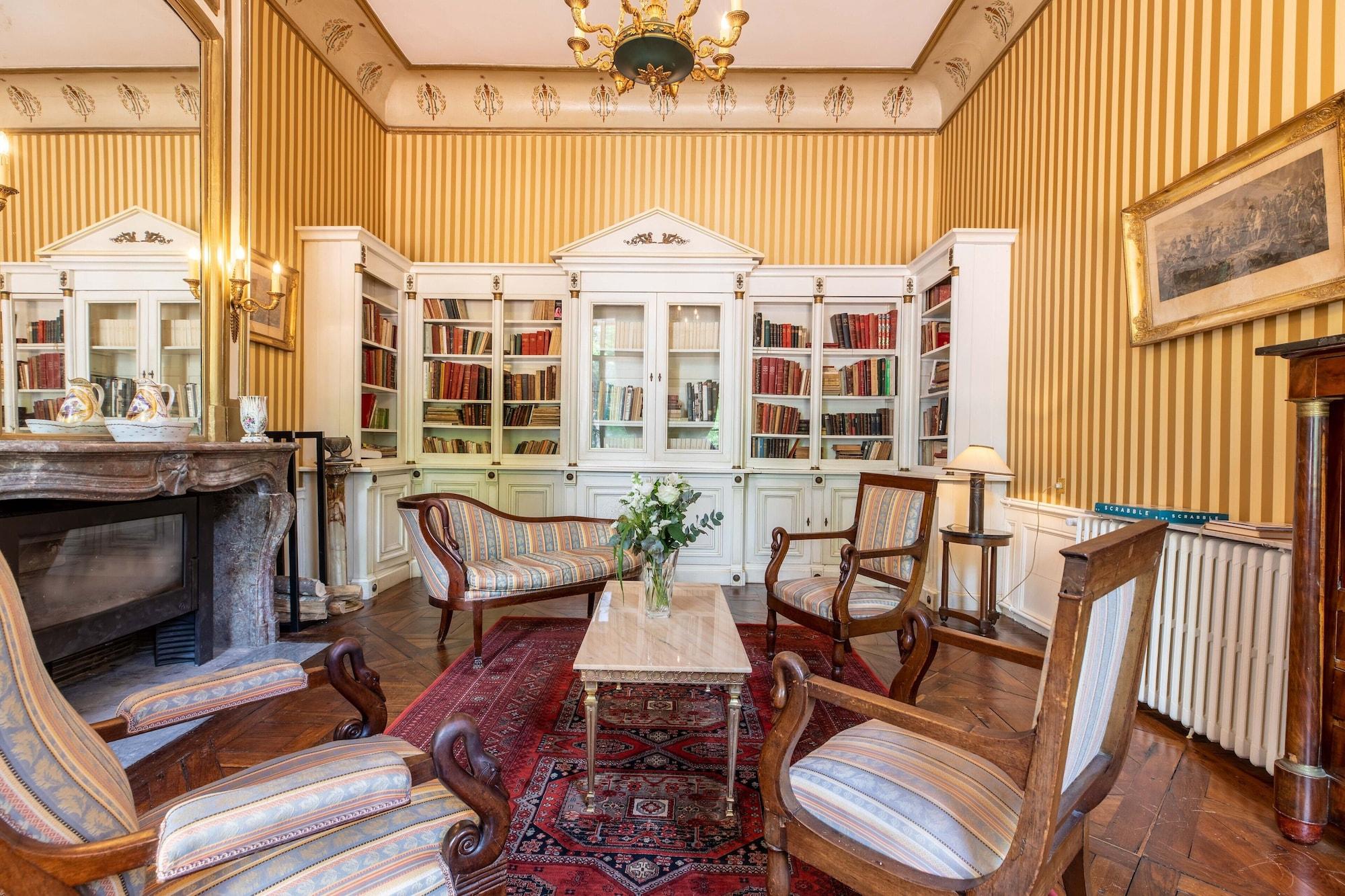 Bar/Salón Chambres D'hôtes Vichy : Château de Charmeil