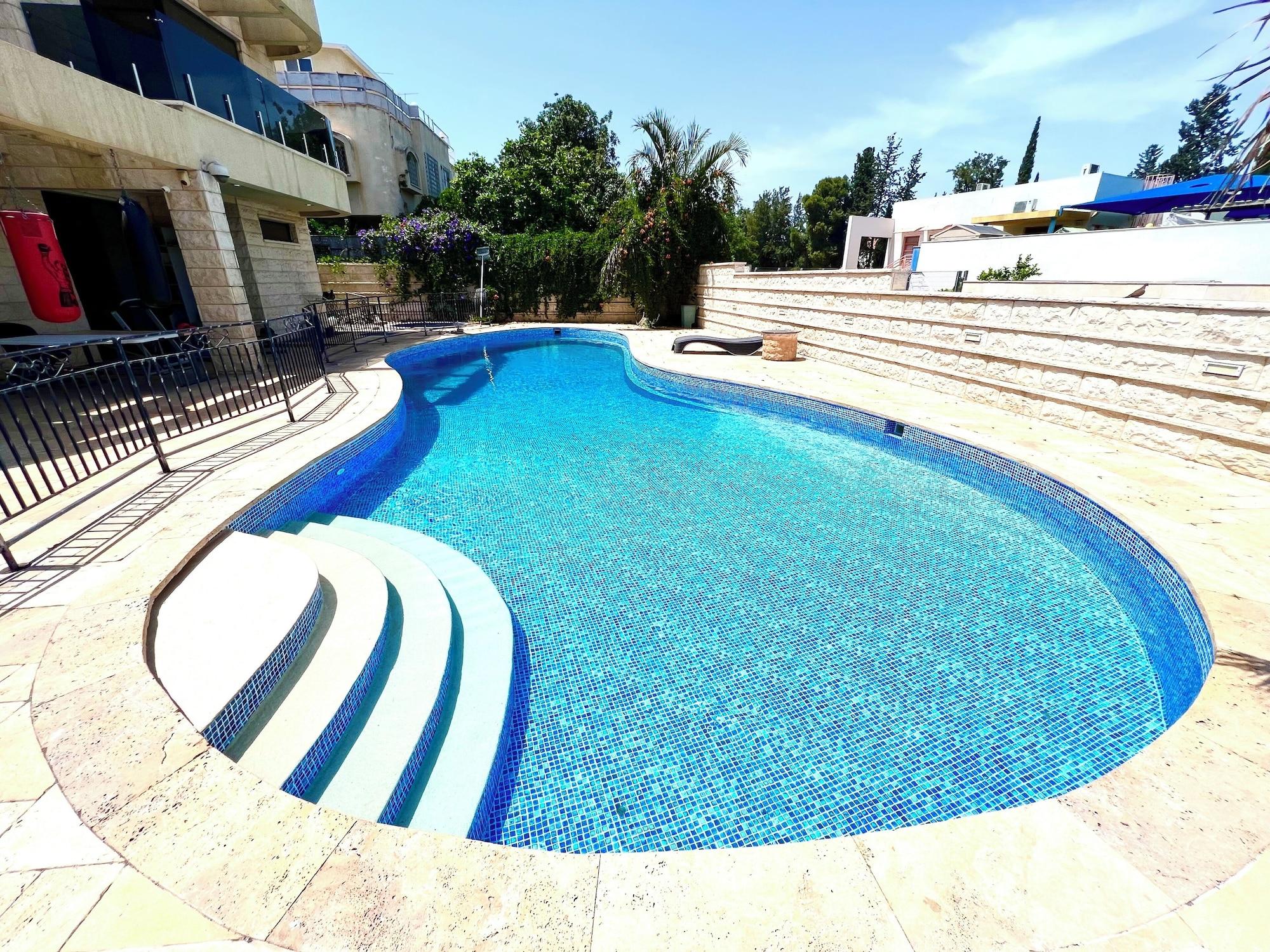 Varios Grace Holon Villa & Pool