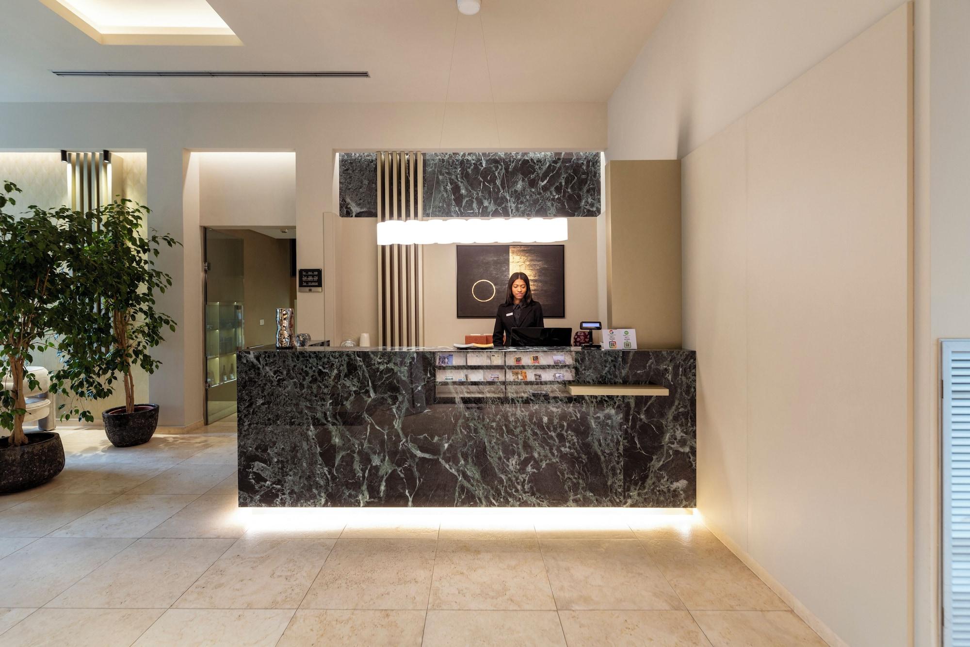 Vista Lobby UNAHOTELS Villa dei Platani Foligno