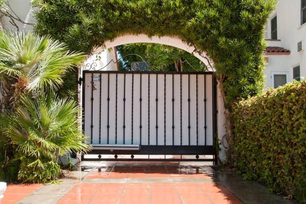 Vista Exterior Beverly Hills Celebrity Home
