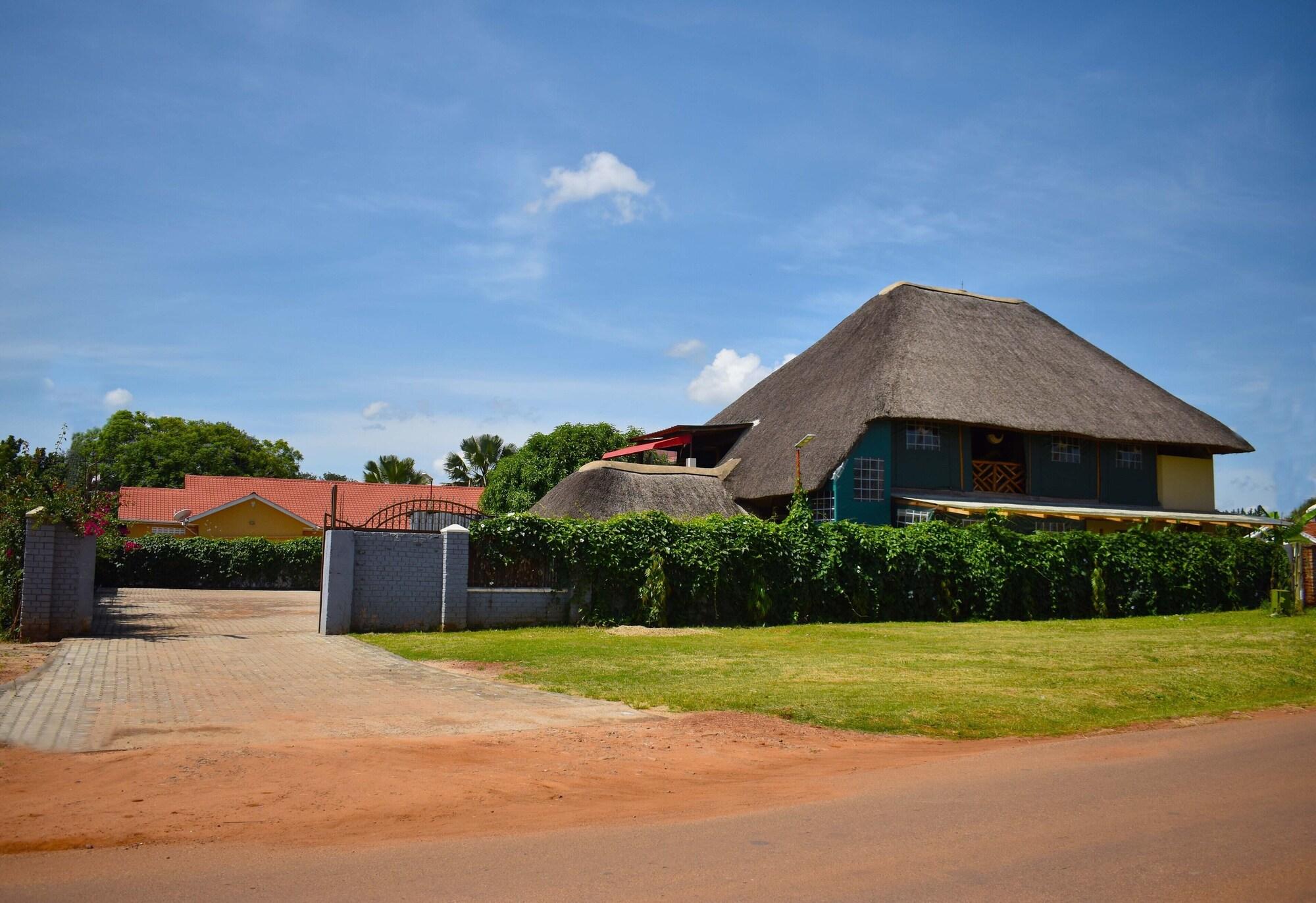 Vista Exterior African Roots Gulu