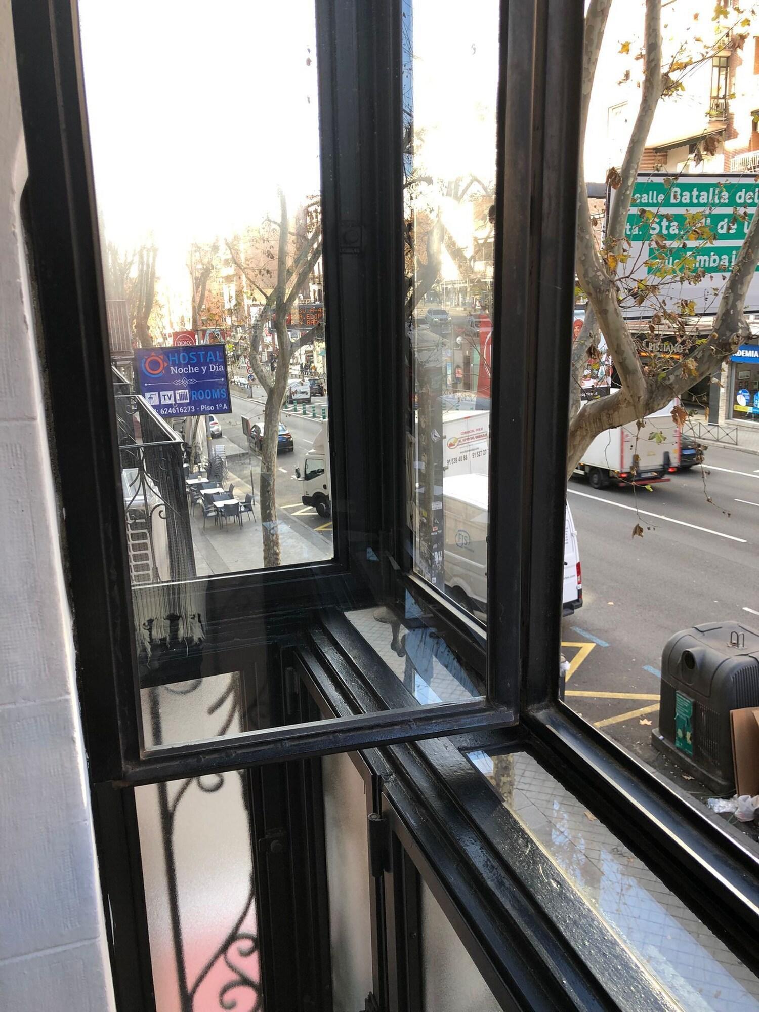 Vista Exterior H Noche y Dia