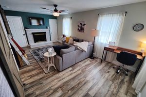 Alquiler Vacacional - Cheerful Home w/Fireplace