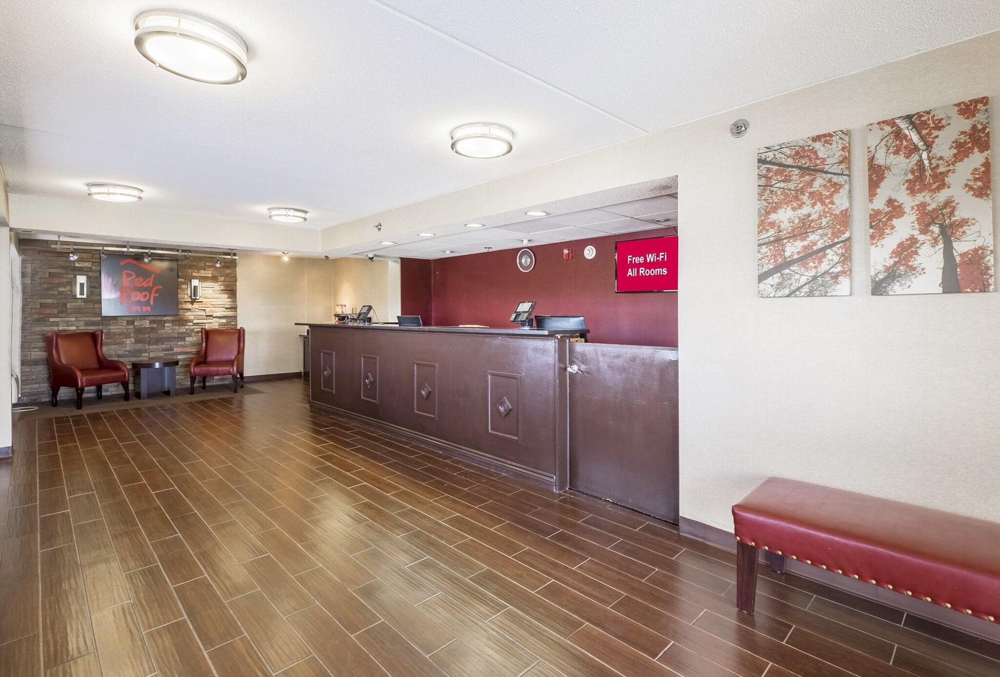 Vista Lobby Red Roof Inn Cincinnati - Sharonville