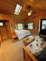 Alquiler Vacacional - Rustic Vibe-Inn Cabin – Lakefront Boat-Access Getaway, Kids & Dogs Welcome