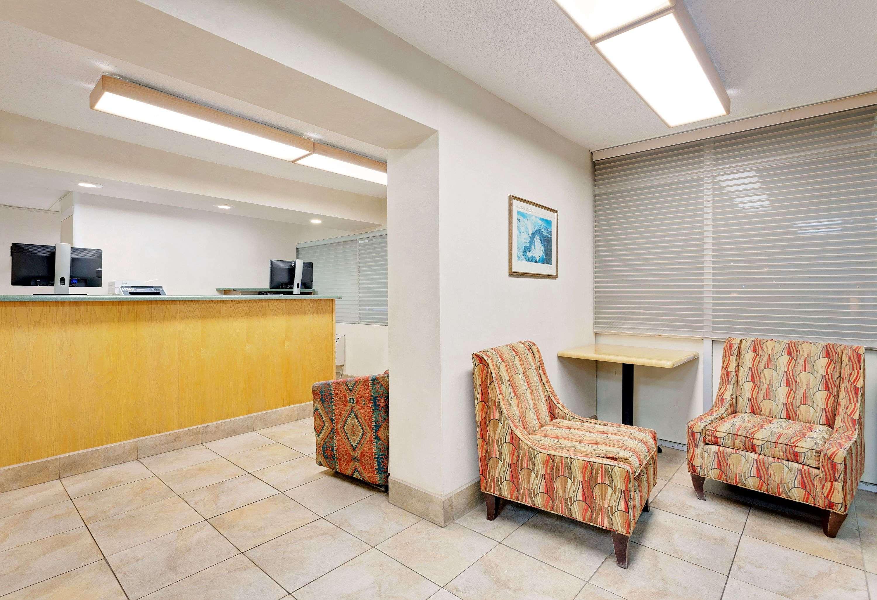 Vista Lobby Knights Inn Page