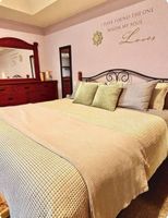 Alquiler Vacacional - Rolling Hills Retreat ~King Bed,Hot Tub, Pool Table,Themed Movie Room,Woods view