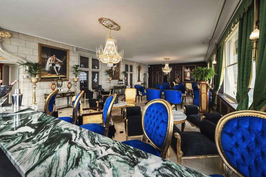 Bar/Salón Château Le Prieuré – La Maison Younan