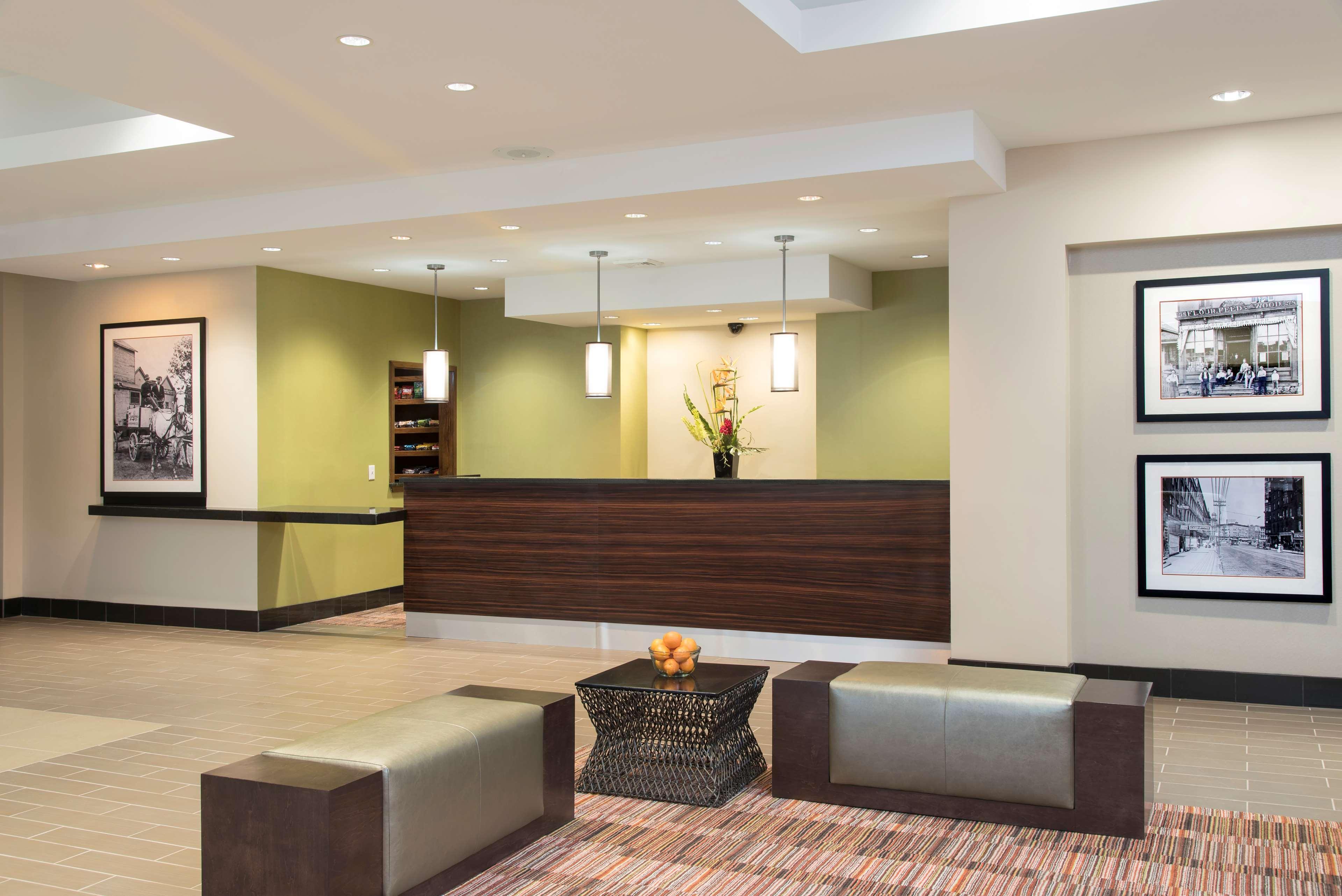 Vista Lobby DoubleTree by Hilton Hotel Grand Rapids Airport
