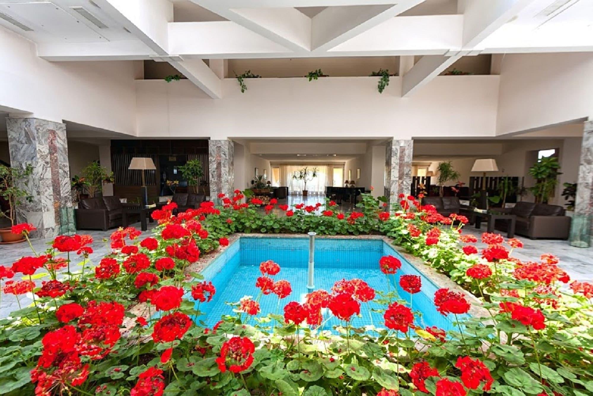 Vista Lobby Regineh Hotel