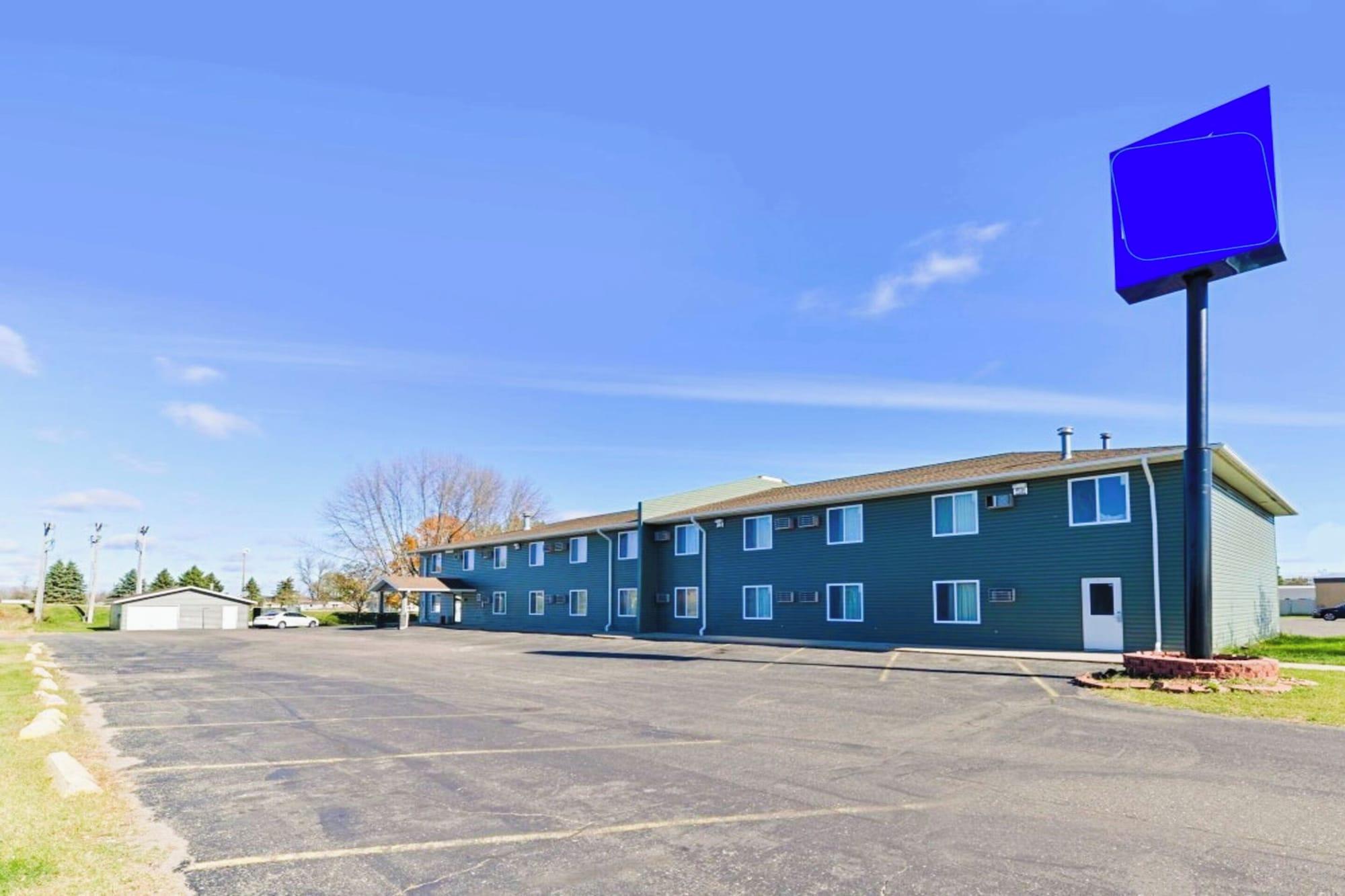 Vista Exterior Love Hotels Staples by OYO at HWY 10 MN