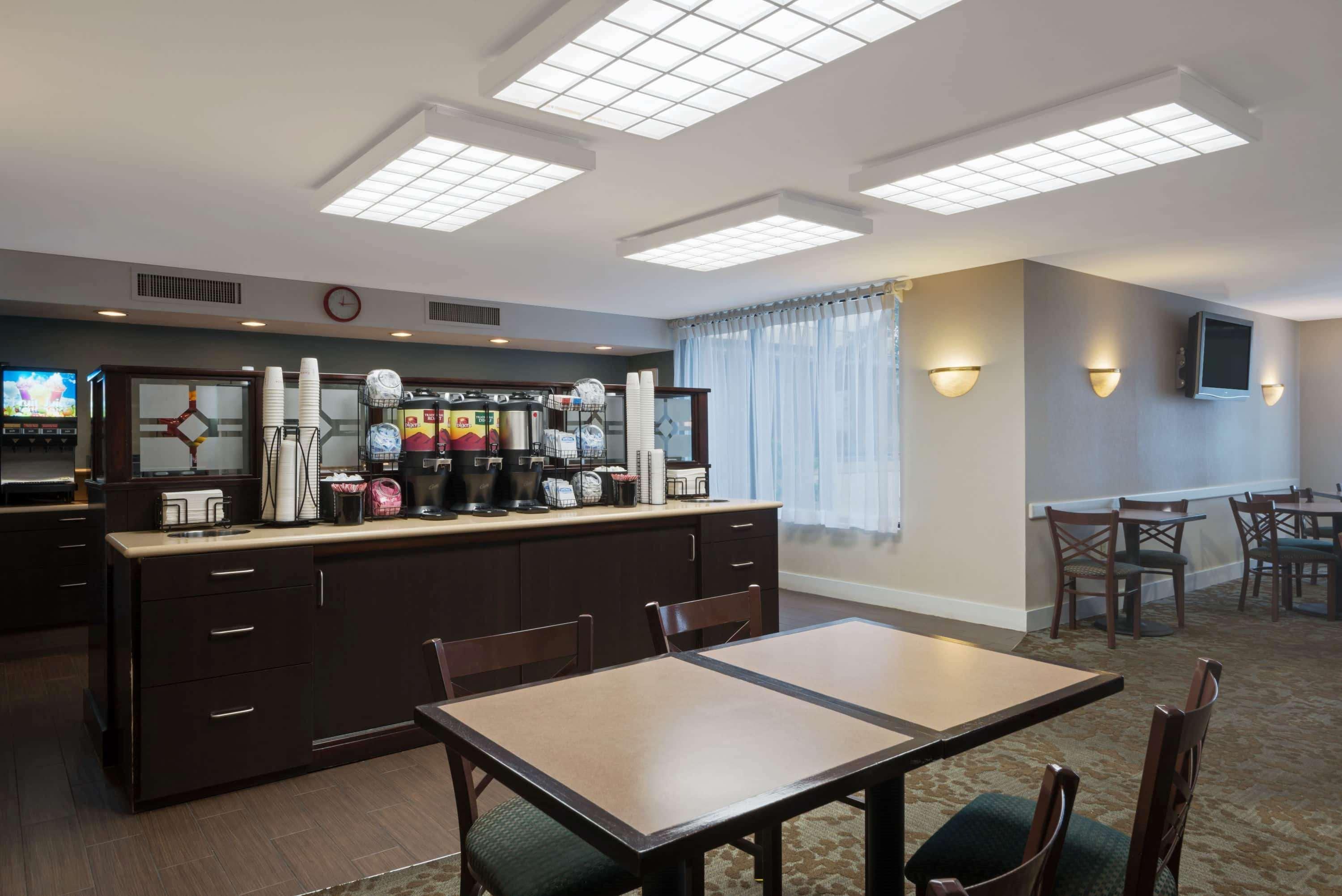 Restaurant Ramada by Wyndham Boston