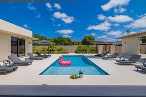 Renta temporal - New Designer Villa King Beds Pool Near Beach