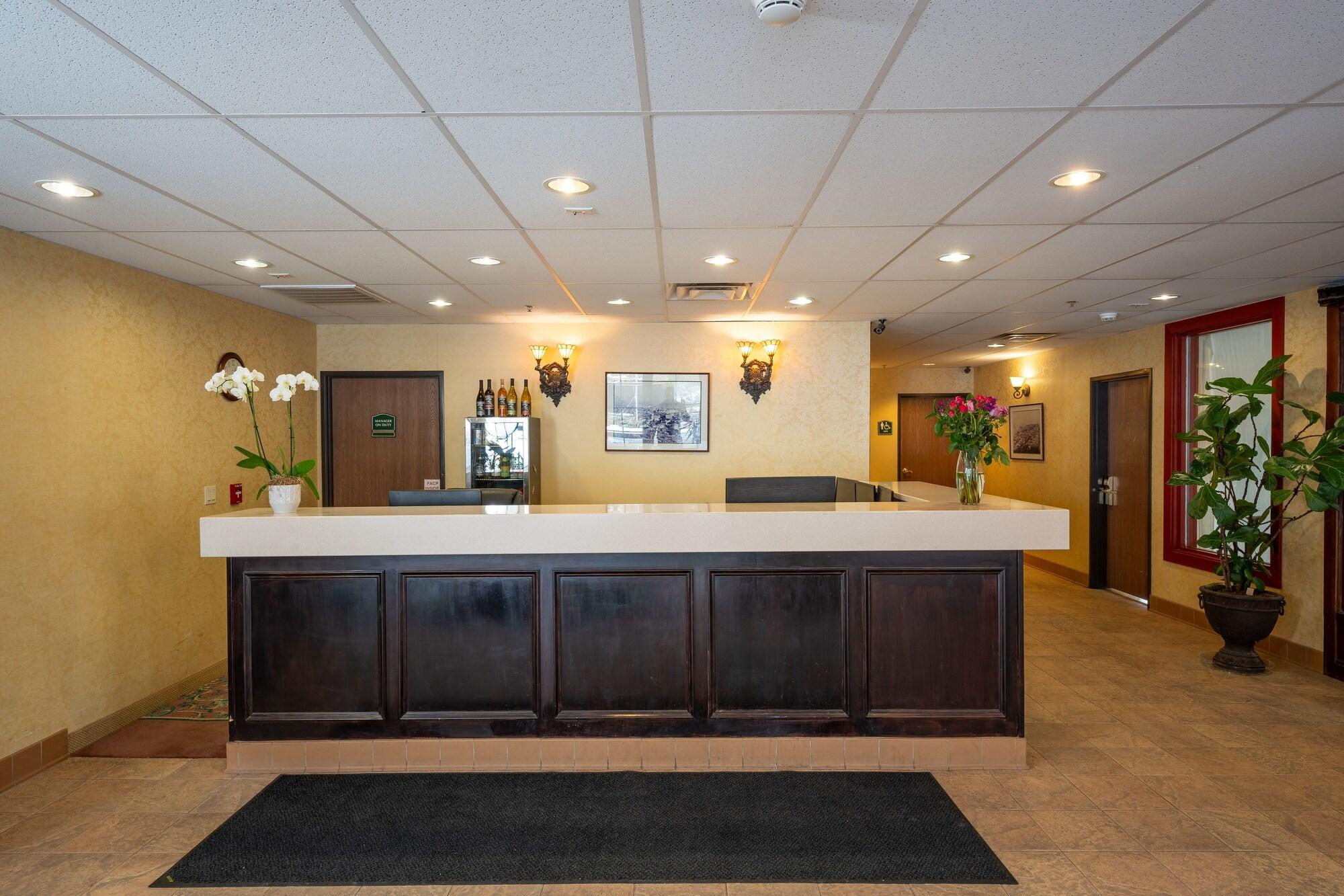 Vista Lobby Silverland Inn and Suites