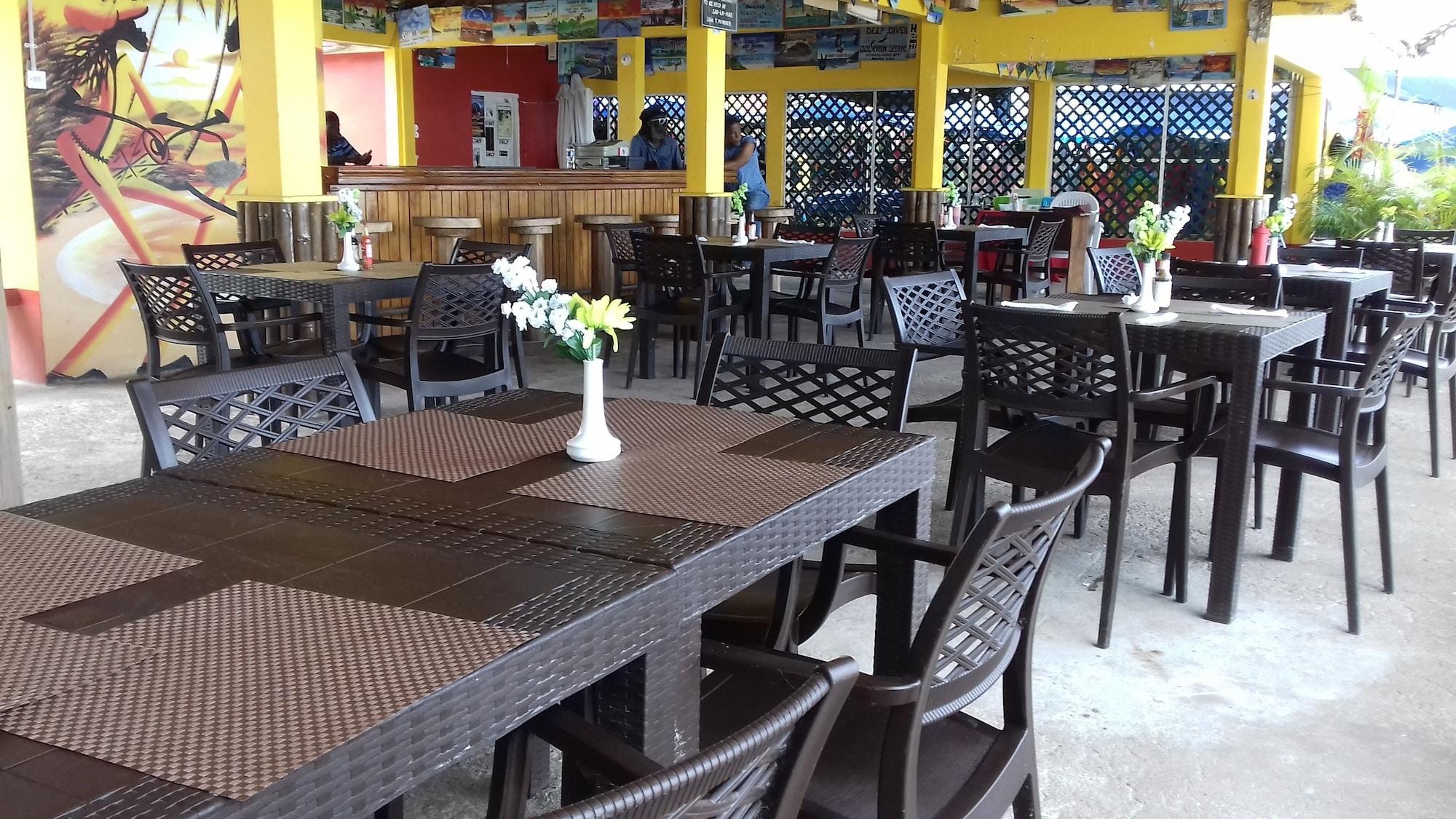 Restaurant Roots Bamboo Beach Resort