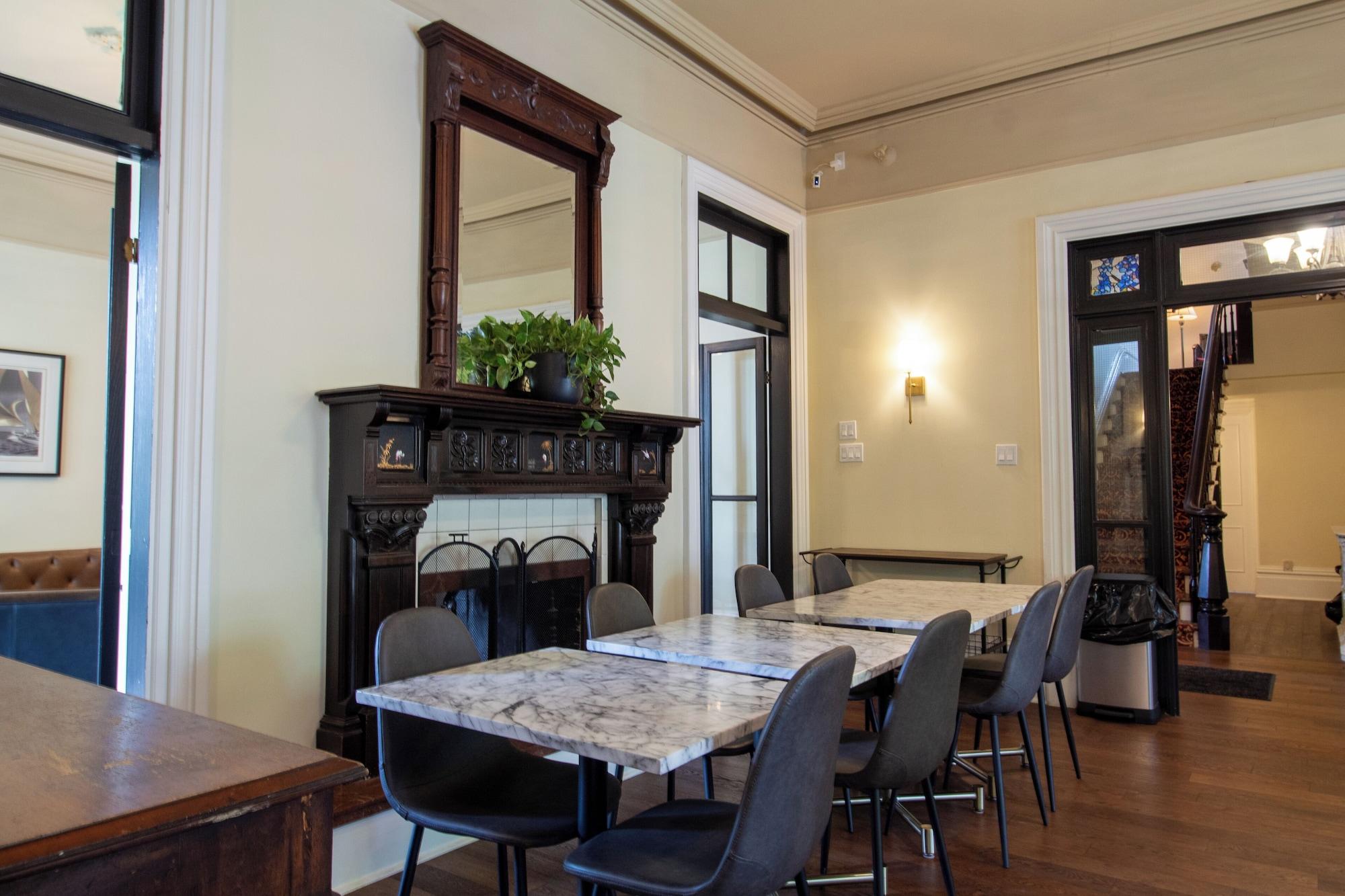 Varios Hochelaga Inn