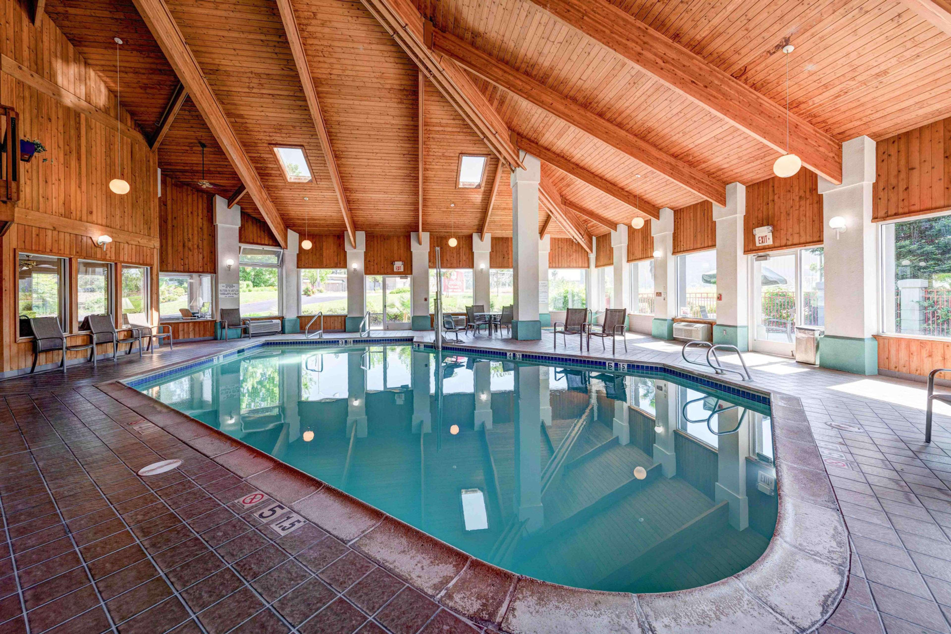 Vista Piscina SureStay Plus Hotel by Best Western Redding