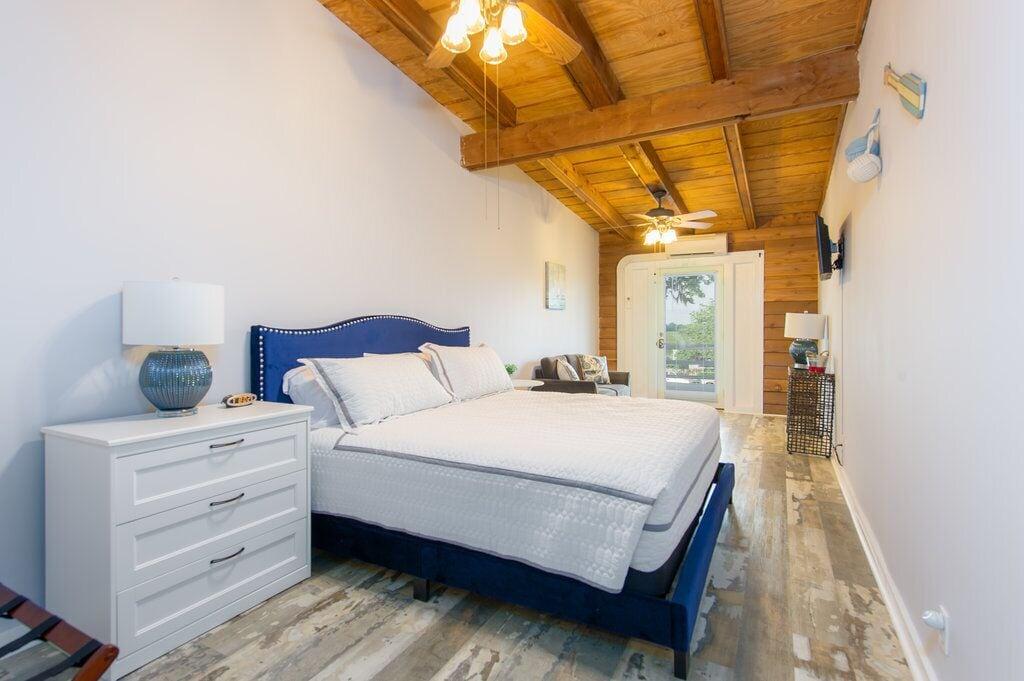 Varios Darien Dockside Inn
