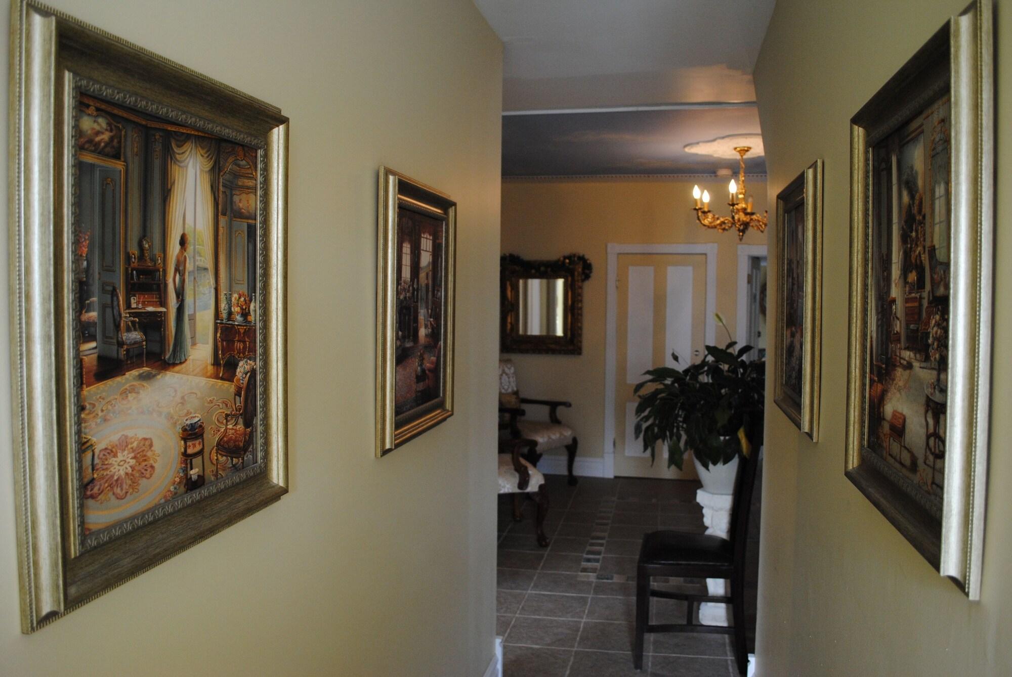 Varios Auberge Marquis de Montcalm