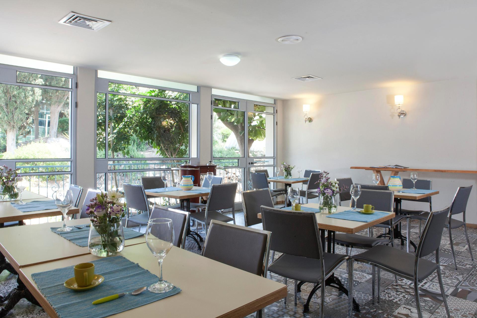 Vista Lobby Eden Inn Hotel