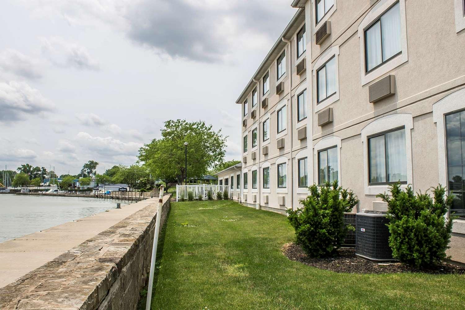 Vista Exterior Comfort Inn River's Edge