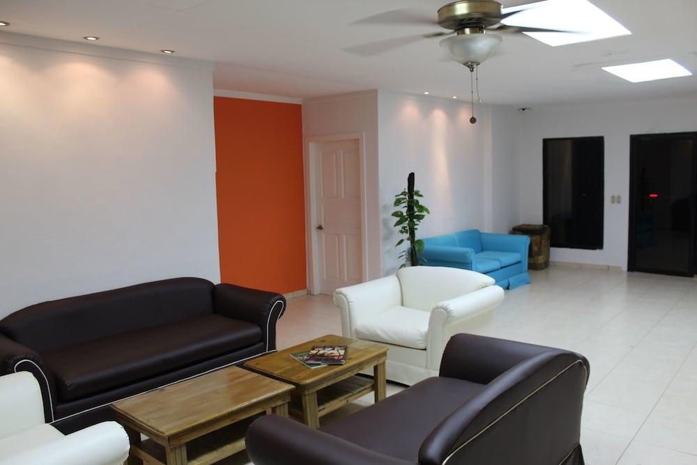 Varios 1877 Hostel