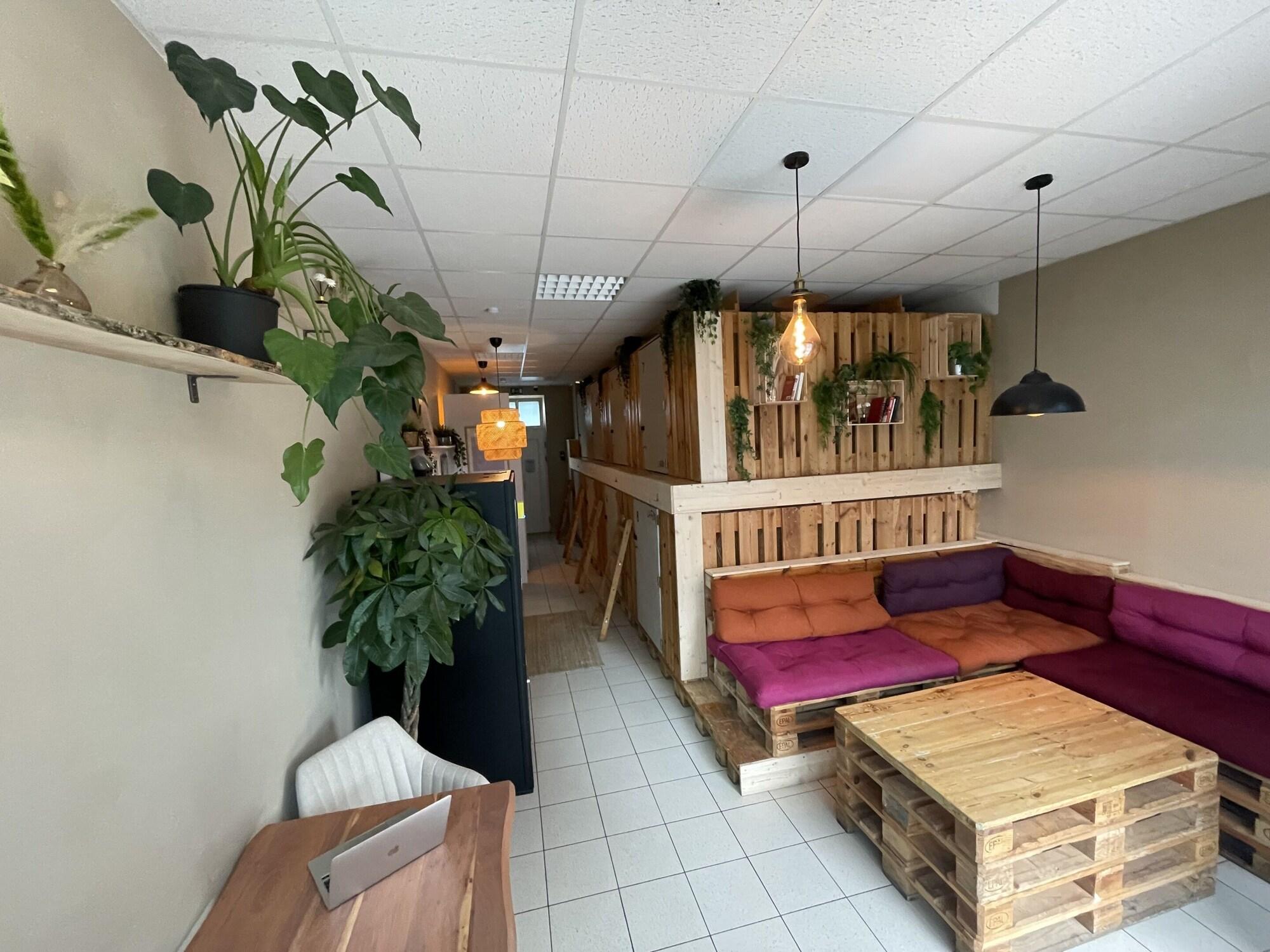 Bar/Salón Urban Capsule