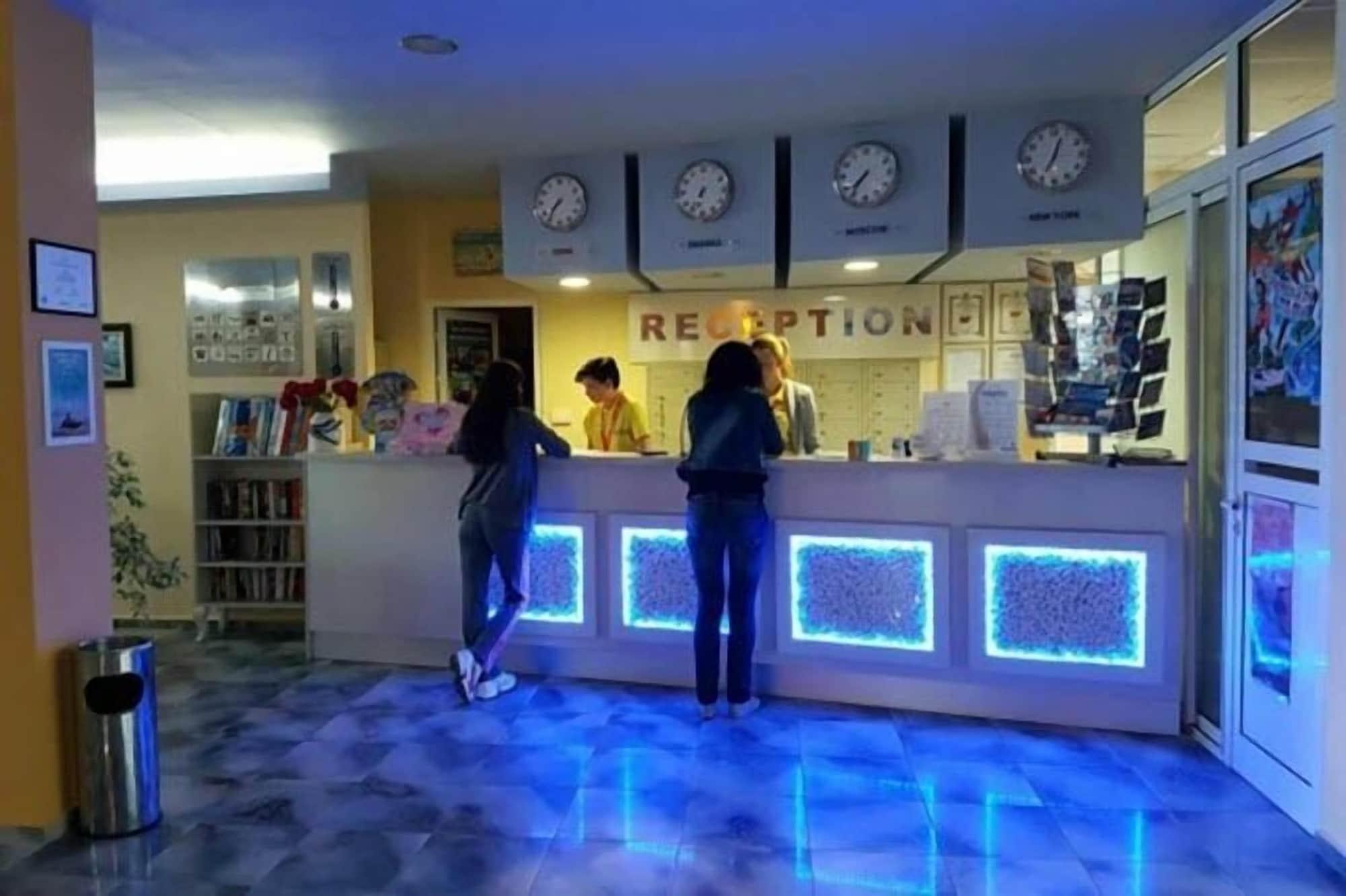 Vista Lobby Perla Apartments