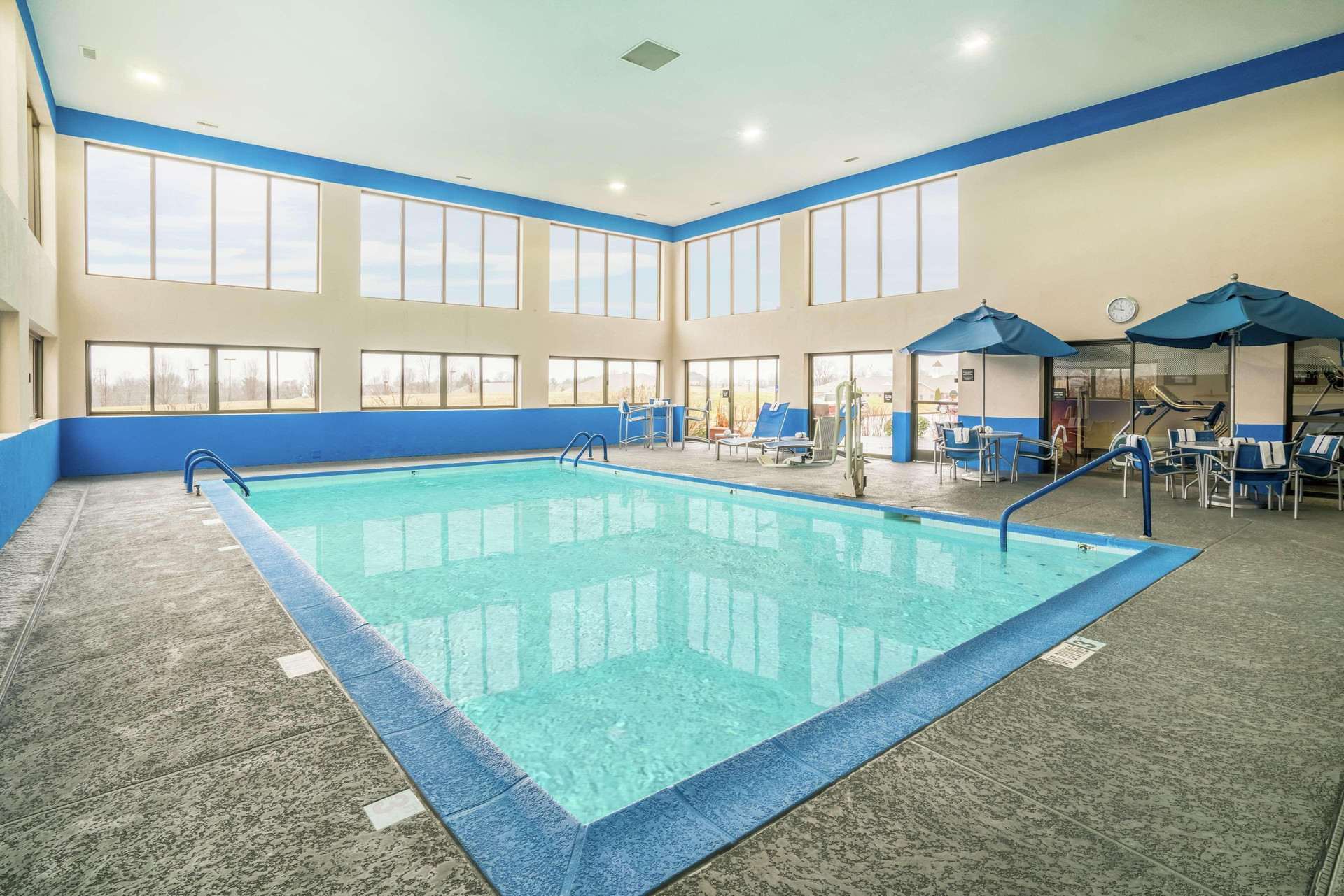 Vista Piscina Spark by Hilton Bardstown