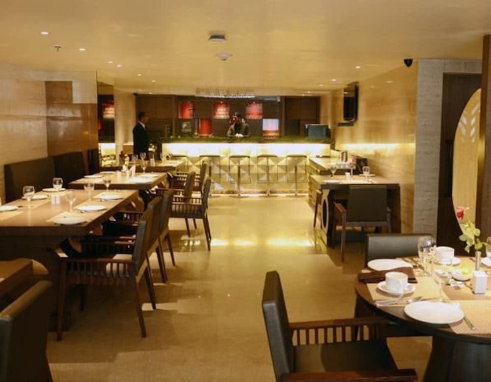 Bar/Salón Monotel Luxury Business Hotel