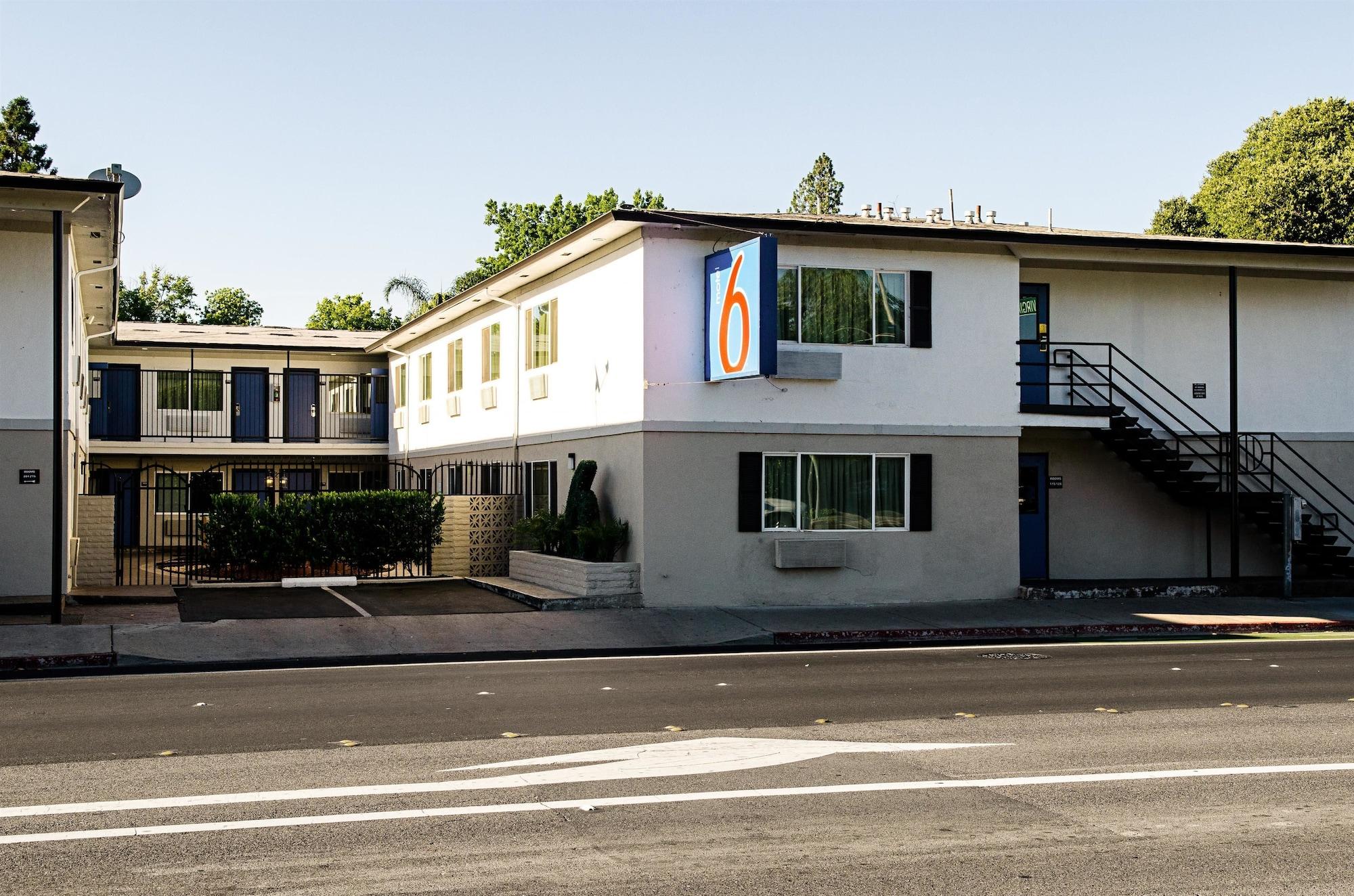 Vista Exterior Motel 6 Modesto, CA - Downtown