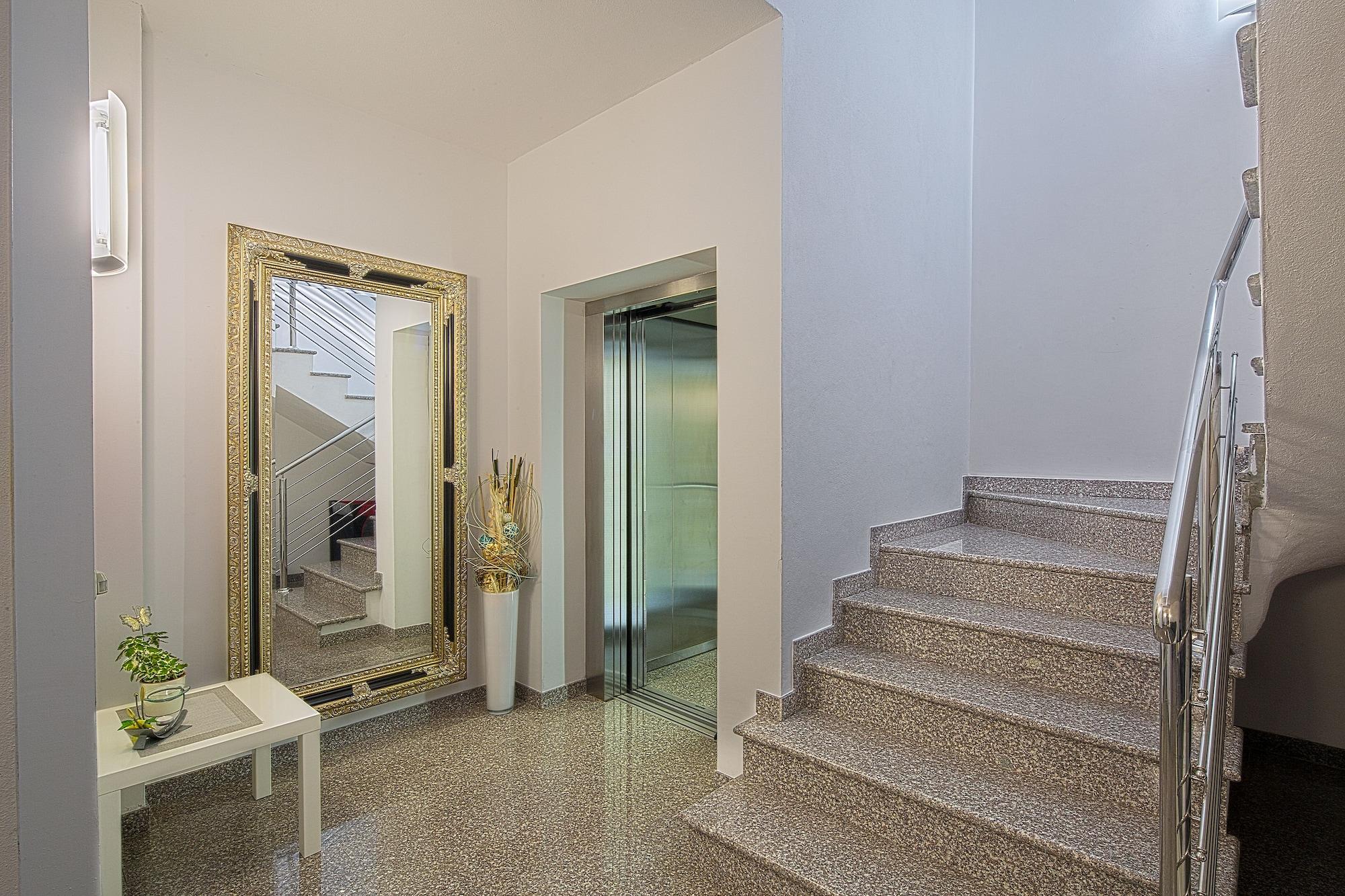 Vista Lobby Montelux Apartments