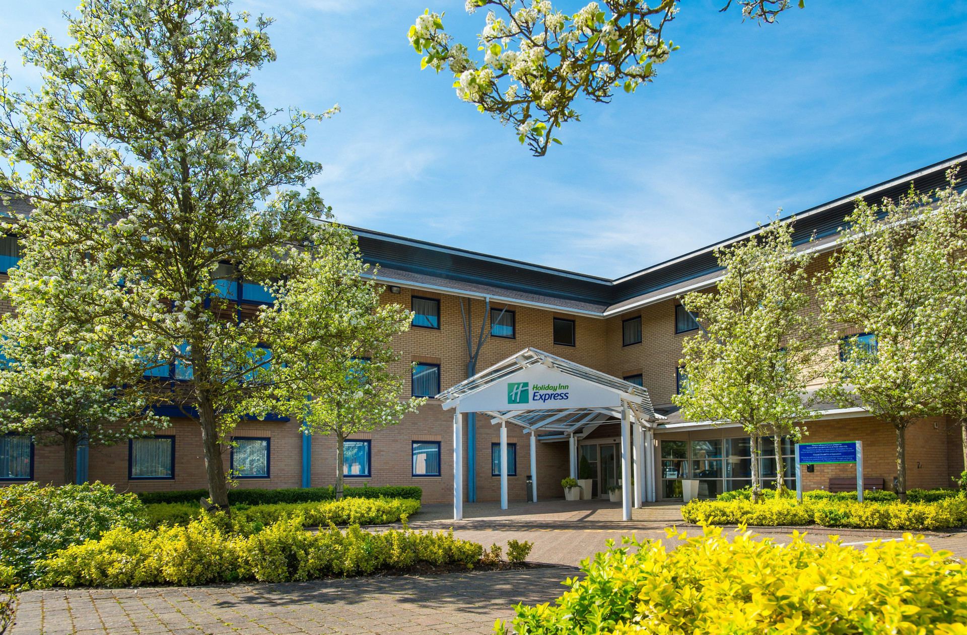 Vista Exterior Holiday Inn Express Milton Keynes by IHG
